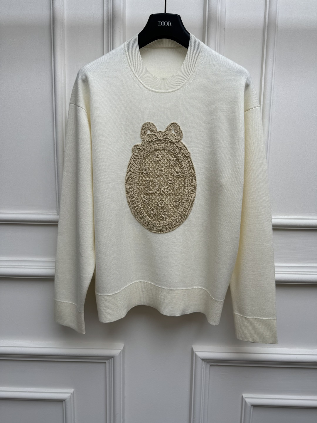 NO:945527,New spring and summer new styles D's logo embroidered sweater 2026 spring and summer series Round neck ribbed neckline Letter logo embroidered logo embellishment Fashionable and western color matching Wool blended knitted fabric Soft and comfortable Loose fit The upper body is slim and elegant Size SML, dior, sweaters,19860909春夏新款上新啦 D家徽标刺绣毛衣 2026春夏系列 圆领罗纹领口 字母logo刺绣徽标点缀 配色时髦洋气 羊毛混纺针织面料 柔软舒适 宽松版型 上身显瘦又气质 尺码SML,,dior,sweaters,,Women's clothing