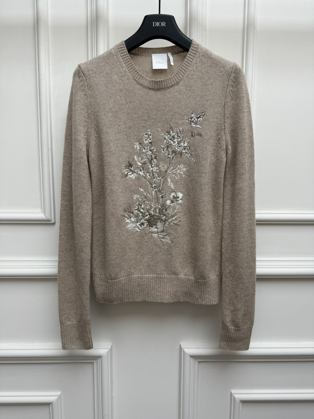 NO:945513,New arrival for early autumn. D family floral embroidered sweater 2026 autumn and winter series. Round ribbed neckline. Exquisite floral embroidery pattern. Gentle and elegant color matching. Cashmere knitted fabric. Soft and comfortable. Slim fit. The upper body is slim and elegant. Sizes SML, dior, sweaters,19860909早秋新款上新啦 D家花卉刺绣毛衣 2026秋冬系列 圆领罗纹领口 精致的花卉刺绣图案 配色温柔优雅 羊绒针织面料 柔软舒适 修身版型 上身显瘦又气质 尺码SML,,dior,sweaters,,Women's clothing