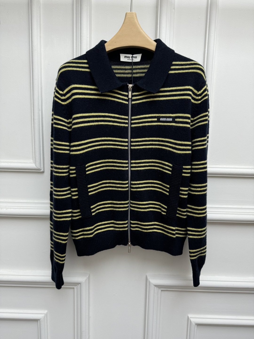 NO:948703,The new style for early autumn is new. Miu contrast zipper cardigan 2026 autumn and winter series. Lapel zipper design. Letter logo patch embroidery embellishment. Retro stripe contrast color. Cashmere blended knitted fabric. Thick, soft and comfortable. Normal fit. The upper body is slim and elegant. Size SML,,miumiu,19860909早秋新款上新啦 Miu撞色拉链开衫 2026秋冬系列 翻领拉链设计 字母logo贴布刺绣点缀 复古条纹撞色 羊绒混纺针织面料 厚实软糯舒适 正常版型 上身显瘦又气质 尺码SML,,miumiu,,Women's clothing