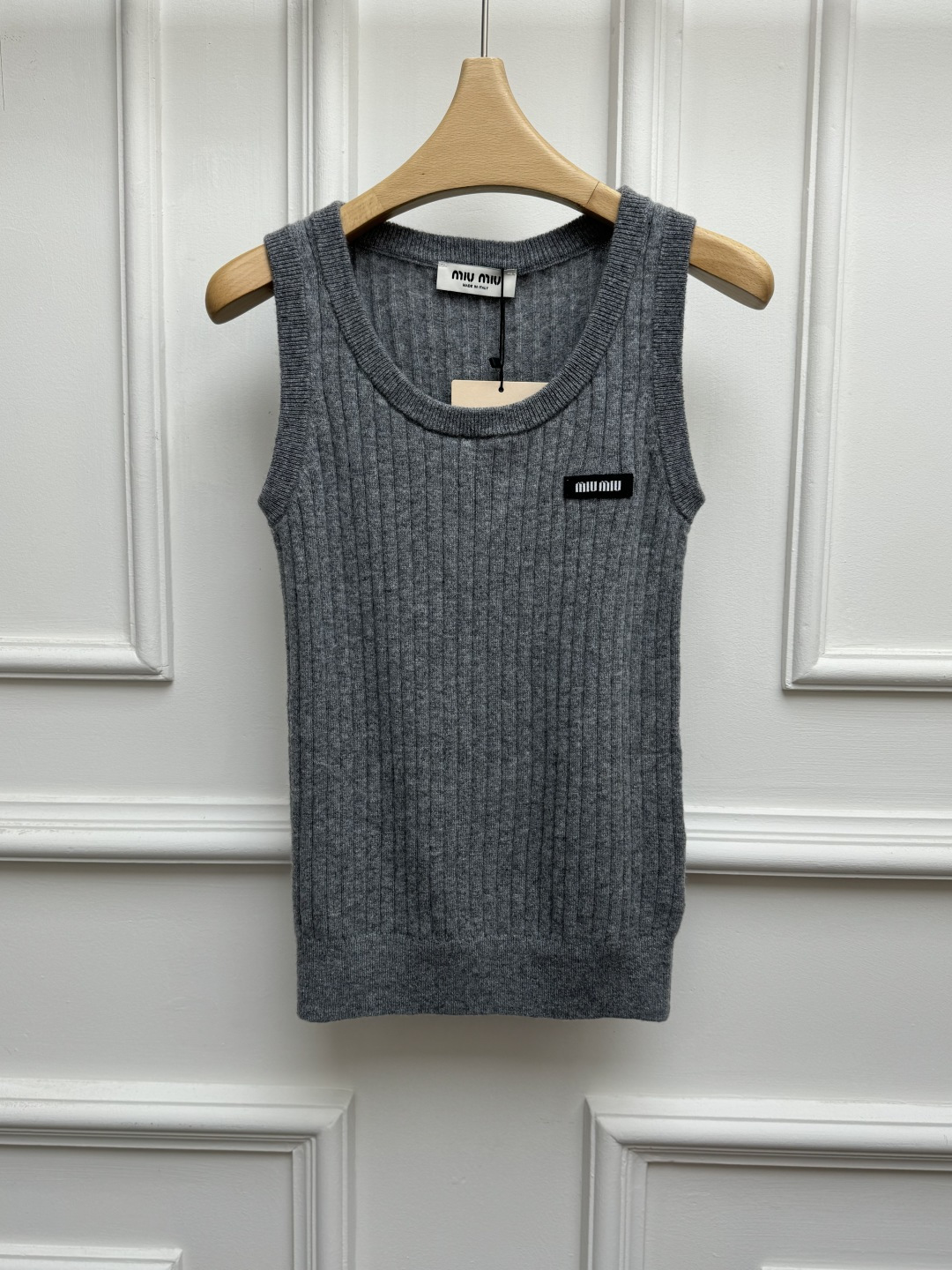 NO:948788,New early autumn models are available. Miu gray wool vest. 2026 autumn and winter series. U-shaped neckline design. Letter logo patch embroidery embellishment. High-end gray color. Wool knitted fabric. Soft and comfortable. Normal fit. The upper body looks slim and elegant. Size SML,,miumiu,19860909早秋新款上新啦 Miu灰色羊毛背心 2026秋冬系列 U字领口设计 字母logo贴布刺绣点缀 高级灰配色 羊毛针织面料 柔软舒适 正常版型 上身显瘦又气质 尺码SML,,miumiu,,Women's clothing