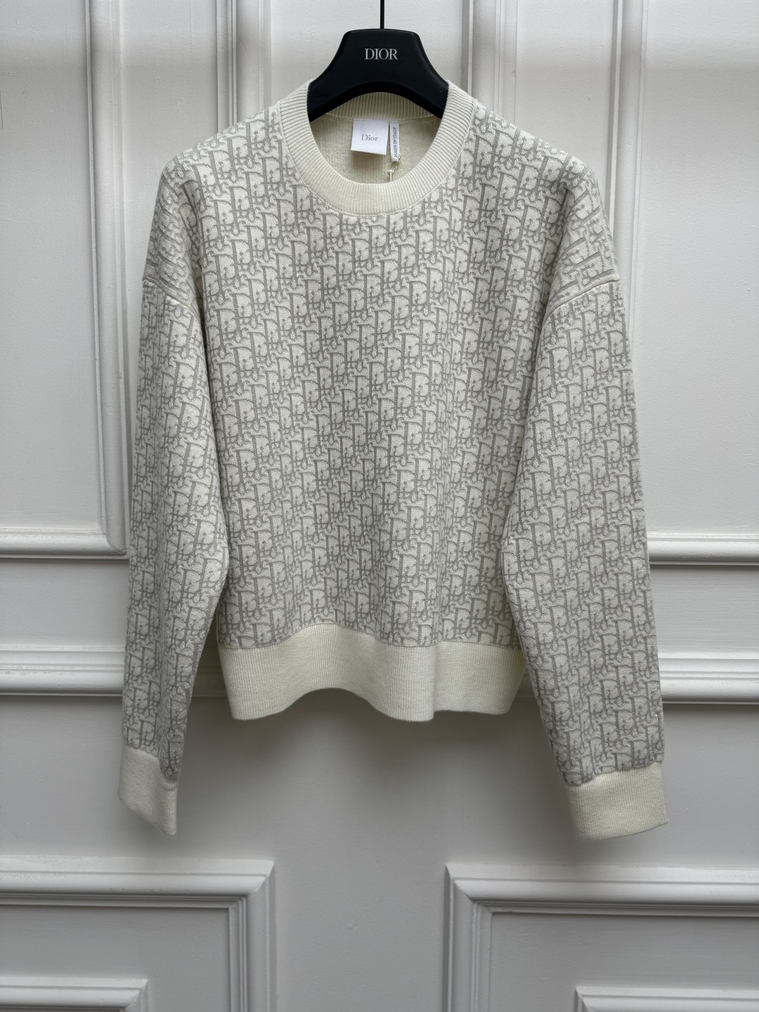 NO:948765,New styles for early autumn are available. D's presbyopic knitted sweater 2026 autumn and winter series. Round ribbed neckline. Fully printed presbyopia jacquard pattern. Imported Swiss machine double weaving process. Full of high-end feel. Wool blended knitted fabric. Soft and comfortable. Loose fit. The upper body is slim and elegant. Sizes SML, dior, sweaters,19860909早秋新款上新啦 D家老花针织毛衣 2026秋冬系列 圆领罗纹领口 满印老花提花图案 进口瑞士机双织工艺 高级感十足 羊毛混纺针织面料 柔软舒适 宽松版型 上身显瘦又气质 尺码SML,,dior,sweaters,,Women's clothing
