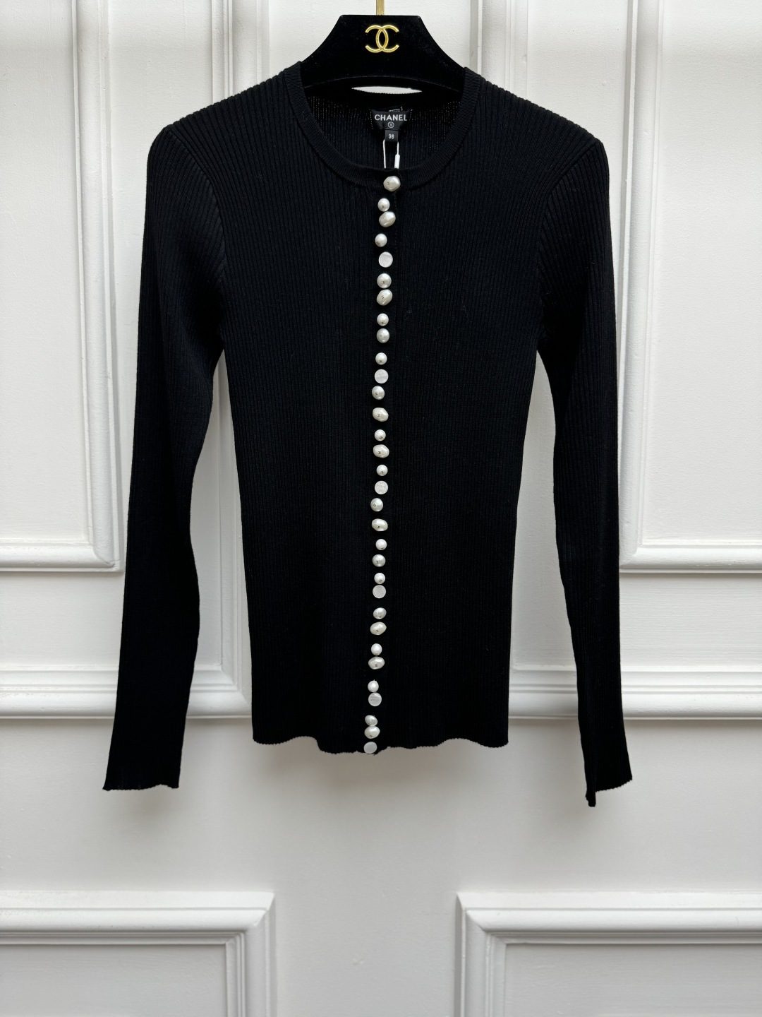NO:948715,The new style for early autumn is available. Xiangjia Pearl Button Knitted Cardigan 2026 Handicraft Workshop Series. Round neck design. Special-shaped double C pearl button decoration. Simple and elegant. Wool blended knitted fabric. Soft and comfortable. Stretch slim fit. The upper body is slim and elegant. Size SML,,chanel,19860909早秋新款上新啦 香家珍珠扣针织开衫 2026手工坊系列 圆领领口设计 异形双C珍珠扣装饰点缀 简约大气高级 羊毛混纺针织面料 柔软舒适 弹力修身版型 上身显瘦又气质 尺码SML,,chanel,,Women's clothing