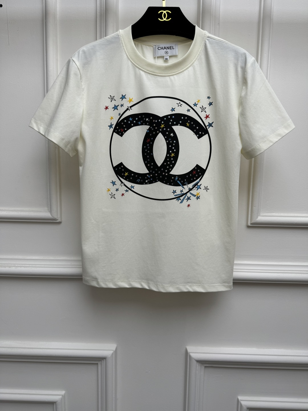 NO:948702,Spring and summer new styles are available. Xiangjia Double C star embroidery T-shirt 2026 spring and summer series Round neck neck design Classic double C print with star embroidery pattern Exquisite and fashionable high-end Customized pure cotton fabric Soft, comfortable and breathable Normal fit The upper body is slim and elegant. Sizes SML, chanel, tees, t-shirt,19860909春夏新款上新啦 香家双C星星刺绣T恤 2026春夏系列 圆领领口设计 经典双C印花搭配星星刺绣图案 精致时髦高级 定制纯棉面料 柔软舒适透气 正常版型 上身显瘦又气质 尺码SML,,chanel,tees，t-shirt,,Women's clothing