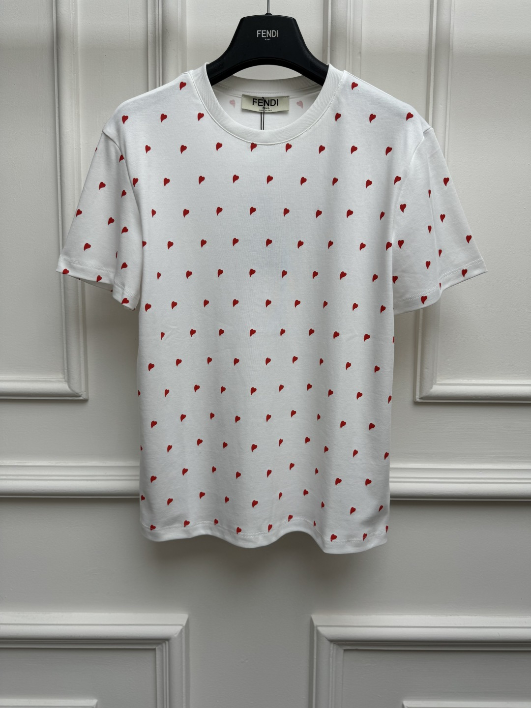 NO:948689,Spring and summer new styles are available, FD little love printed T-shirt, Chinese Valentine's Day limited series, round neck design, all over printed little love printed pattern, cute and age-reducing, customized pure cotton fabric, soft, comfortable and breathable, normal fit, the upper body looks slim and elegant, sizes SML, tees, t-shirt,19860909春夏新款上新啦 FD小爱心印花T恤 七夕限定系列 圆领领口设计 满印小爱心印花图案 俏皮可爱减龄 定制纯棉面料 柔软舒适透气 正常版型 上身显瘦又气质 尺码SML,,tees，t-shirt,,Women's clothing