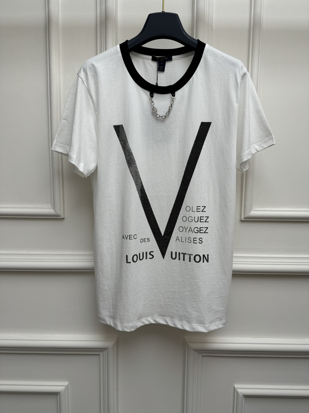 NO:948676,New spring and summer styles are available. L Jia Da V printed T-shirt 2026 spring and summer series. Contrasting collar design. Adopts large V+logo letter print pattern. Low-key luxury. Youthful and energetic. Imported pure cotton fabric. Soft, comfortable and breathable. Loose fit. The upper body looks slim and elegant. Sizes SML, Louis Vuitton, tees, t-shirt,19860909春夏新款上新啦 L家大V印花T恤 2026春夏系列 撞色领口设计 采用大V+logo字母印花图案 低调奢华 青春有活力 进口纯棉面料 柔软舒适透气 宽松版型 上身显瘦又气质 尺码SML,,louis vuitton,tees，t-shirt,,Women's clothing
