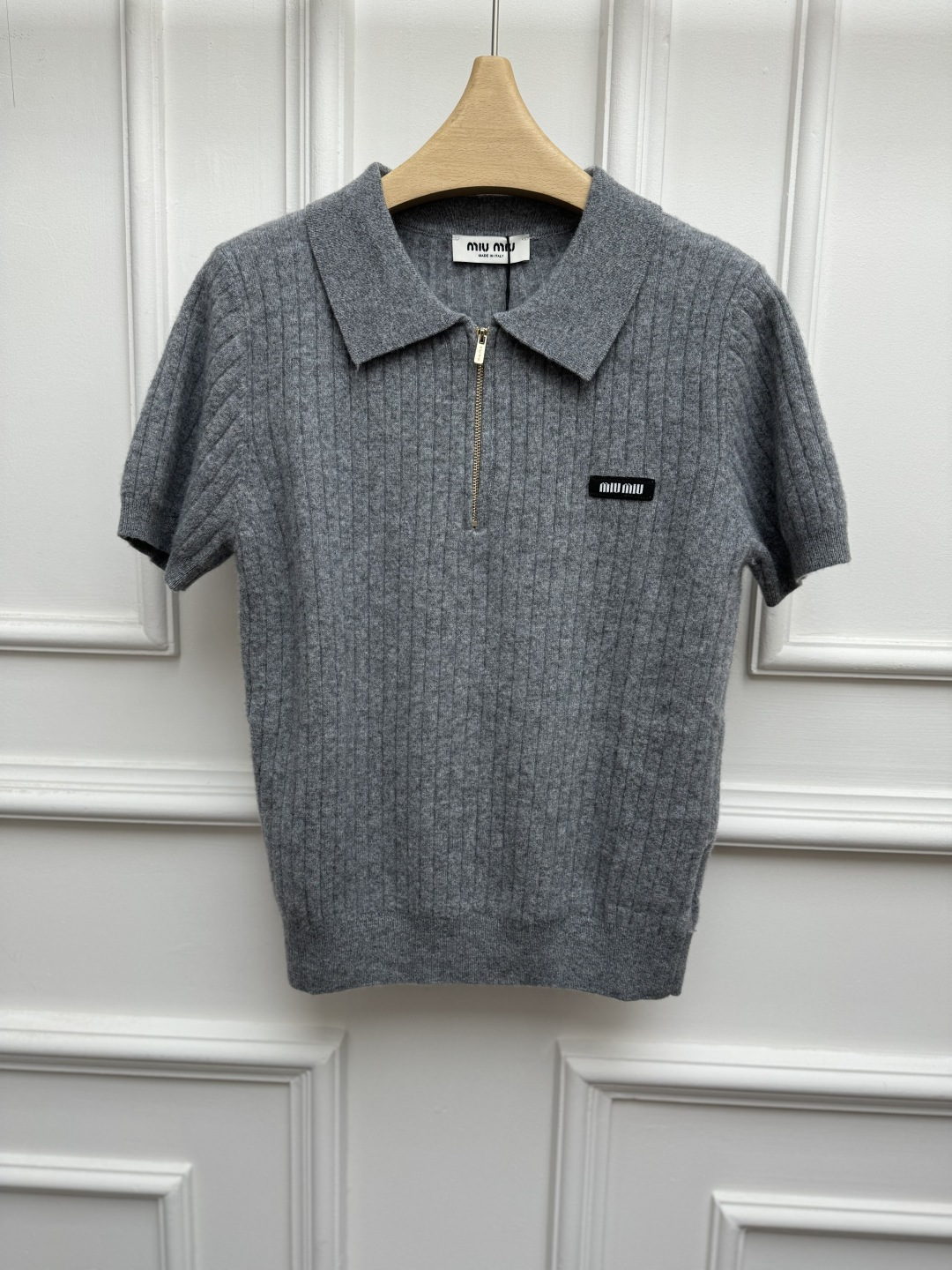 NO:951937,New early autumn models are available. Miu gray knitted short-sleeved 2026 autumn and winter series. Lapel neck design. Letter logo embellishment. Vertical pit strip texture. High-end gray color. Wool knitted fabric. Soft and comfortable. Normal fit. The upper body is slim and versatile. Sizes SML,,miumiu,T-shirt,19860909早秋新款上新啦 Miu灰色针织短袖 2026秋冬系列 翻领领口设计 字母logo徽标点缀 竖坑条纹理 高级灰配色 羊毛针织面料 软糯舒适 正常版型 上身显瘦又百搭 尺码SML,,miumiu,T-shirt,,Women's clothing