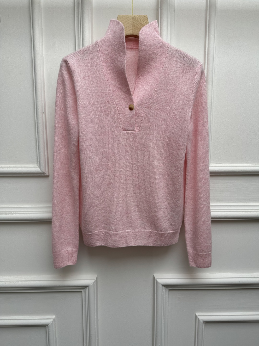 NO:951906,New arrival for early autumn. LP lapel cashmere sweater 2026 autumn and winter series. Lapel neck design. Single horn button decoration. Lazy and comfortable. Simple and high-end. Full of old money style. Cashmere knitted fabric. Soft and comfortable. Slim fit. The upper body is slim and elegant. Size SML, loro piana,19860909早秋新款上新啦 LP翻领羊绒针织衫 2026秋冬系列 翻领领口设计 单粒牛角扣装饰点缀 慵懒自在 简约又高级 老钱风满满 羊绒针织面料 软糯舒适 修身版型 上身显瘦又气质 尺码SML,,loro piana,,Women's clothing