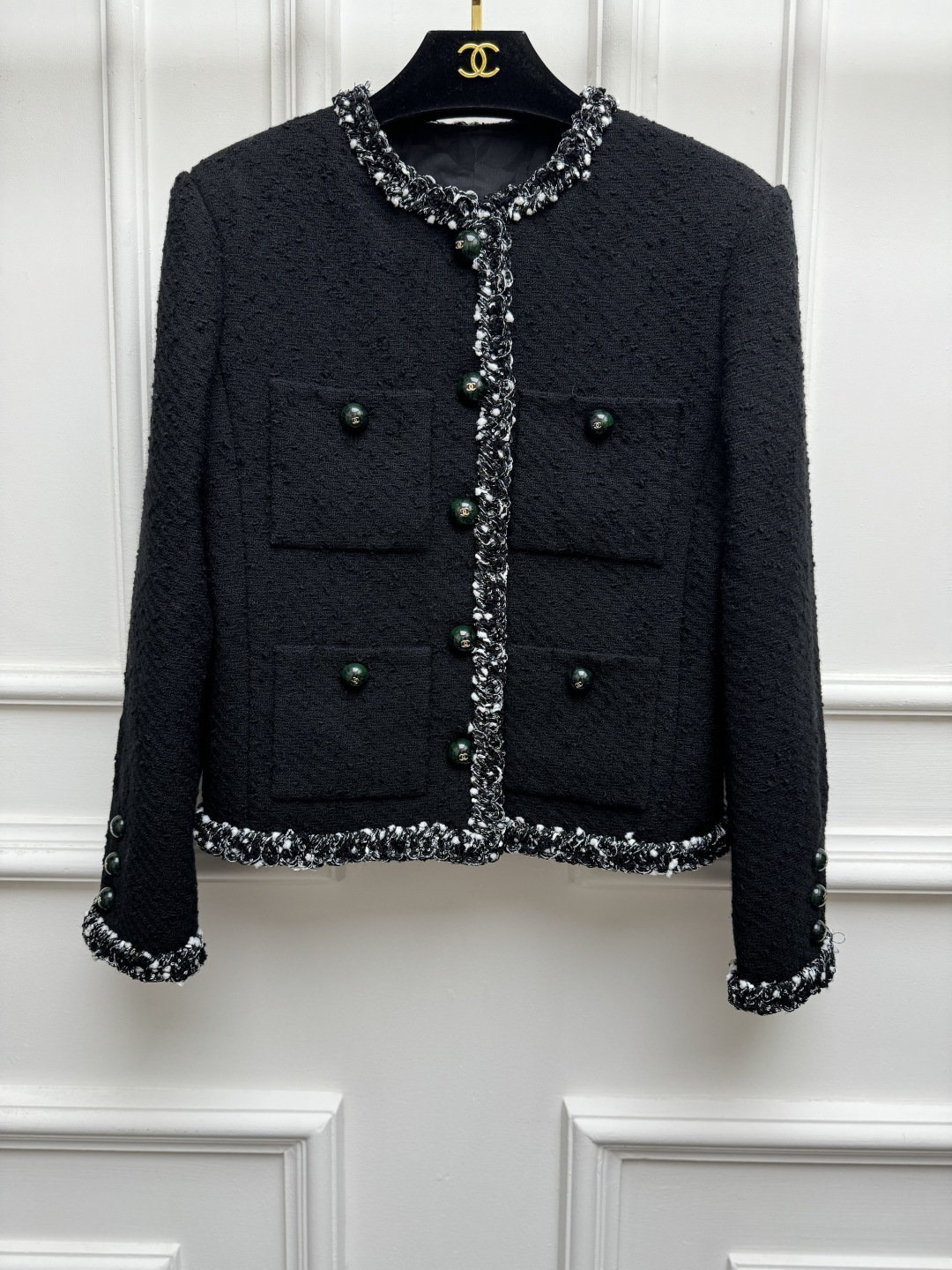 NO:951793,The new style for early autumn is available. Chanel piping tweed jacket 2026 handmade workshop series. Round neck design. Exquisite bright silk piping. Retro dark green ball buckle decoration. Exquisite and elegant. Customized tweed fabric. Silk lining. Soft and comfortable. Short version. The upper body is slim and elegant. Sizes SML,,chanel,jackets & coats,real silk,19860909早秋新款上新啦 香家滚边粗花呢外套 2026手工坊系列 圆领领口设计 精致亮丝滚边 复古墨绿圆珠扣装饰点缀 精致优雅高级 定制斜纹软呢面料 真丝里衬 柔软舒适 短款版型 上身显瘦又气质 尺码SML,,chanel,jackets & coats,real silk,,Women's clothing