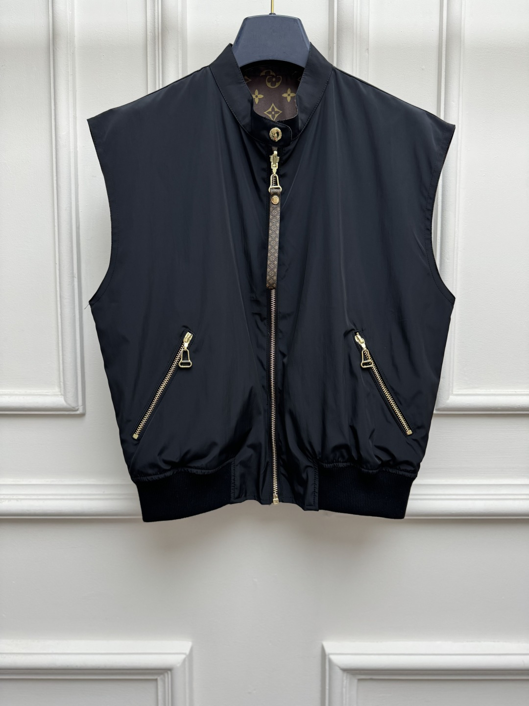 NO:951748,The new style of early autumn is new. L's double-sided silk vest 2026 autumn and winter series. Stand-up collar zipper design. Reversible. One side is solid color nylon fabric. One side is classic old flower silk pattern. The color is fashionable and advanced. Comfortable, crisp and stylish. Normal fit. The upper body is slim and elegant. Sizes SML, Louis Vuitton, real silk,19860909早秋新款上新啦 L家双面真丝马甲 2026秋冬系列 立领拉链设计 双面可穿 一面纯色尼龙面料 一面经典老花真丝图案 配色时髦高级 舒适挺括有型 正常版型 上身显瘦又气质 尺码SML,,louis vuitton,real silk,,Women's clothing