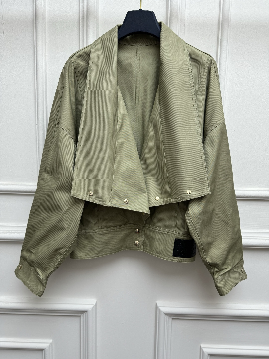 NO:951835,The new early autumn style is new. L's lapel windbreaker jacket. 2026 autumn and winter series. Large lapel neckline. Irregular button design. Leather label logo decoration on the hem. Retro fashionable and high-end. Customized twill cotton fabric. Comfortable and crisp. Loose fit. The upper body is slim and elegant. Sizes SML, Louis Vuitton, jackets & coats,19860909早秋新款上新啦 L家翻领风衣外套 2026秋冬系列 大翻领领口 不规则纽扣设计 下摆皮标logo装饰点缀 复古时髦高级 定制斜纹棉布面料 舒适挺括 宽松版型 上身显瘦又气质 尺码SML,,louis vuitton,jackets & coats,,Women's clothing