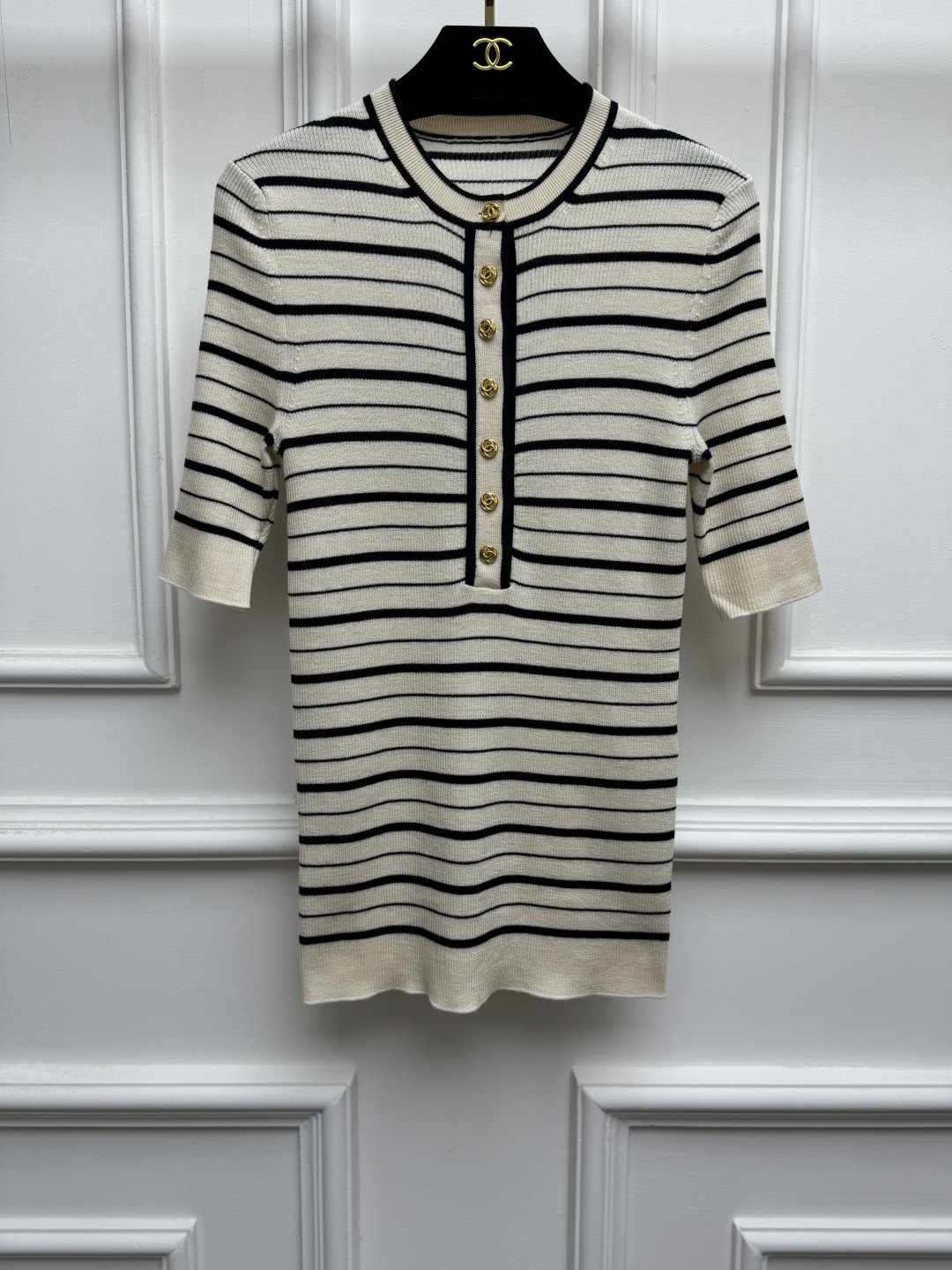 NO:953300,Early autumn new models are on sale. Xiangjia striped knitted short-sleeved 2026 autumn and winter series. Half-open collar design. Classic stripe color. Golden double C logo button decoration. Simple, fashionable and advanced. Cashmere blended silk fabric. Stretch slim fit. The upper body is slim and versatile. Sizes SML,,chanel,T-shirt,real silk,19860909早秋新款出货啦 香家条纹针织短袖 2026秋冬系列 半开领设计 经典条纹配色 金色双C logo纽扣装饰点缀 简约时髦高级 羊绒混纺真丝面料 弹力修身版型 上身显瘦又百搭 尺码SML,,chanel,T-shirt,real silk,,Women's clothing