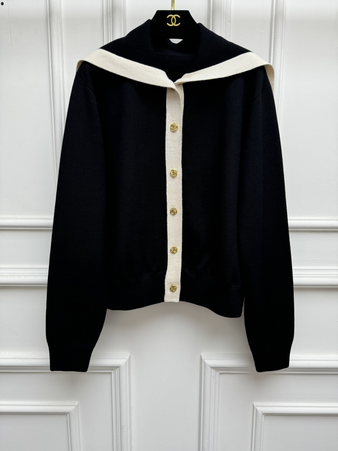 NO:953278,New styles for early autumn are available. Xiangjia Navy Collar Contrast Color Cardigan 2026 Autumn and Winter Series Classic Navy Collar Contrast Color Design Retro Gold Buckle Decoration Classic Double C Embroidery Pattern Embellishment It is age-reducing and fashionable. Wool blended knitted fabric is thick, soft and warm. Loose fit. The upper body is slim and elegant. Size SML,,chanel,19860909早秋新款上新啦 香家海军领撞色开衫 2026秋冬系列 经典海军领撞色设计 复古金扣装饰 经典双C刺绣图案点缀 呀减龄时髦洋气 羊毛混纺针织面料 厚实柔软保暖 宽松版型 上身显瘦又气质 尺码SML,,chanel,,Women's clothing