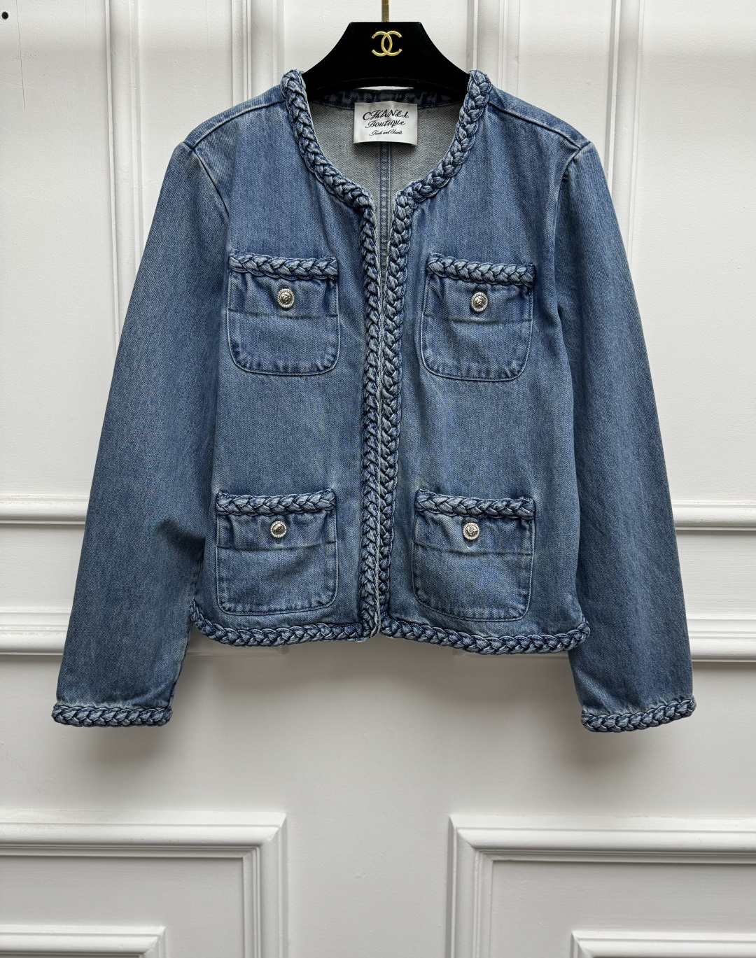 NO:953240,New styles for early autumn are available. Xiangjia twist denim jacket 2026 autumn and winter series. Braided piping design. Classic four-pocket decoration. Exquisite logo button embellishment. Retro and fashionable. Customized washed denim fabric. Soft and comfortable. Short version. The upper body is slim and elegant. Sizes SML,,chanel,jackets & coats,19860909早秋新款上新啦 香家麻花牛仔外套 2026秋冬系列 编织滚边设计 经典四口袋装饰 精致logo纽扣点缀 复古时髦 定制水洗丹宁牛仔面料 柔软舒适 短款版型 上身显瘦又气质 尺码SML,,chanel,jackets & coats,,Women's clothing