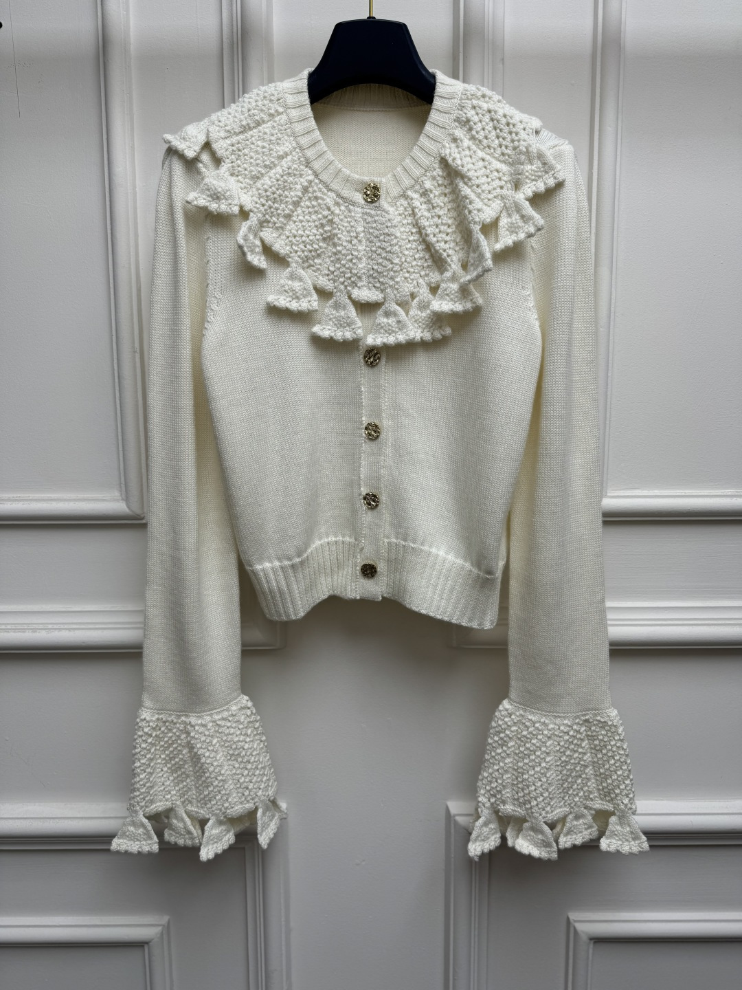 NO:953333,New styles for early autumn are available. L's ruffled knitted cardigan 2026 autumn and winter series. Crocheted ruffle design. Customized logo button decoration. Exquisite and elegant. Wool blended knitted fabric. Soft and comfortable. Short version. The upper body is slim and elegant. Sizes SML, Louis Vuitton,19860909早秋新款上新啦 L家荷叶边针织开衫 2026秋冬系列 钩花荷叶边设计 定制logo纽扣装饰点缀 精致优雅大气 羊毛混纺针织面料 柔软舒适 短款版型 上身显瘦又气质 尺码SML,,louis vuitton,,Women's clothing