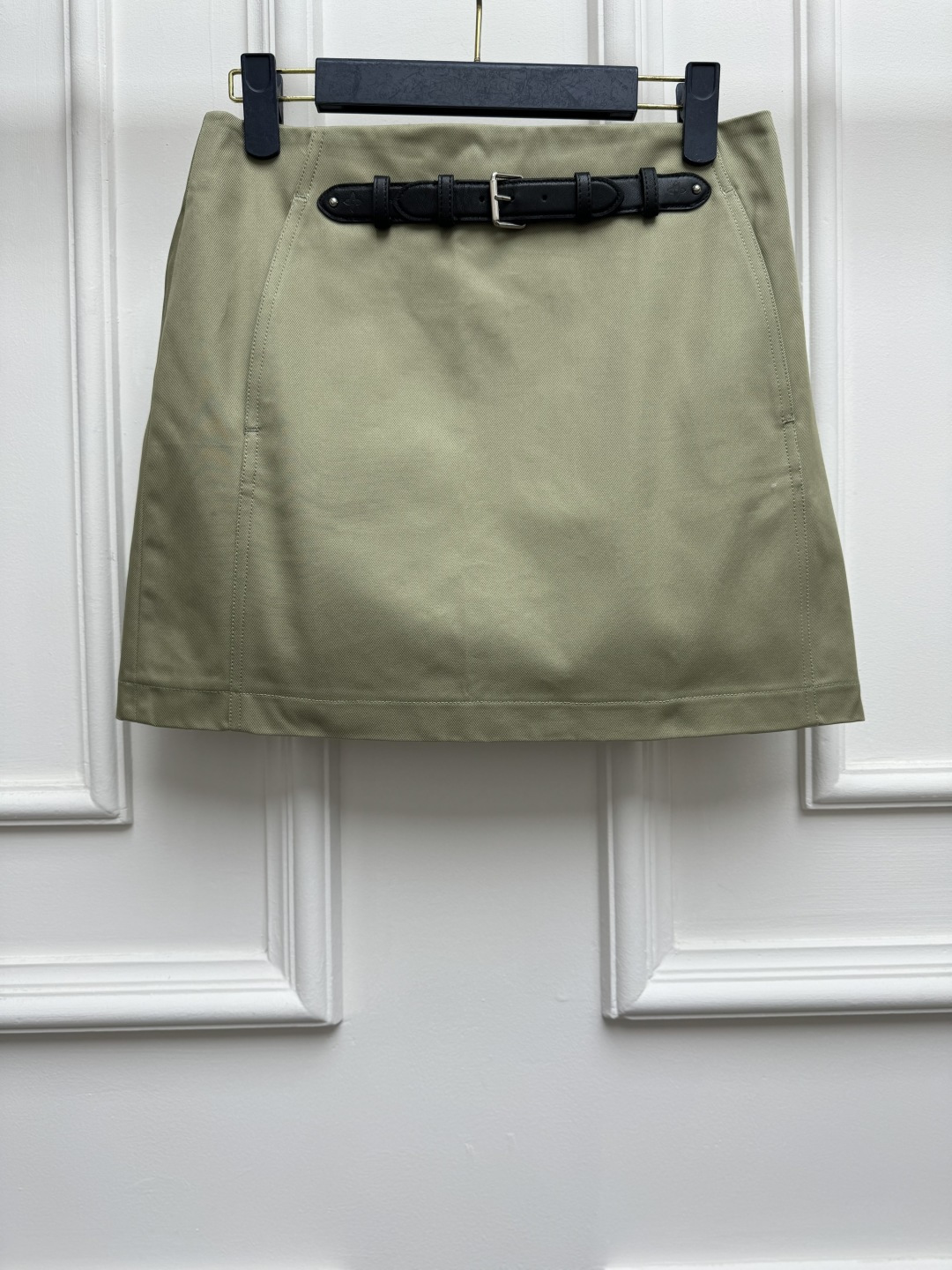 NO:953311,New style for early autumn. L's black belt buckle skirt 2026 autumn and winter series. Back zipper design. Black belt buckle decorative embellishment. Retro fashionable and advanced. Customized twill cotton fabric. Comfortable and stiff. High-waisted A-line version. The upper body is slim and versatile. Sizes SML, Louis Vuitton, skirts,19860909早秋新款上新啦 L家黑色皮带扣半裙 2026秋冬系列 后拉链设计 黑色皮带扣装饰点缀 复古时髦高级 定制斜纹棉布面料 舒适挺括 高腰A字版型 上身显瘦又百搭 尺码SML,,louis vuitton,skirts,,Women's clothing