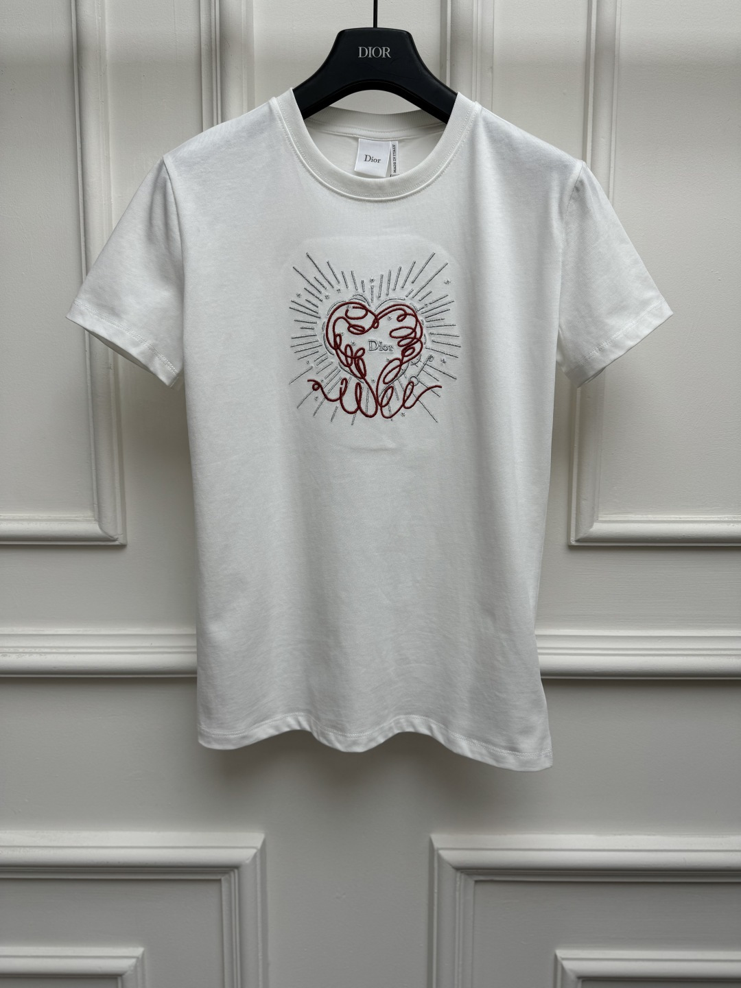 NO:954520,New spring and summer models are available. D's love embroidered T-shirt 2026 spring and summer series. Round neck design. Red line love embroidery pattern. Radiant silver diamond embellishment. Exquisite three-dimensional chic. Customized pure cotton fabric. Soft, comfortable and breathable. Normal fit. The upper body is slim and elegant. Sizes SML, dior, tees, t-shirt,19860909春夏新款上新啦 D家爱心刺绣T恤 2026春夏系列 圆领领口设计 红色线条爱心刺绣图案 放射银钻点缀 精致立体别致 定制纯棉面料 柔软舒适透气 正常版型 上身显瘦又气质 尺码SML,,dior,tees，t-shirt,,Women's clothing