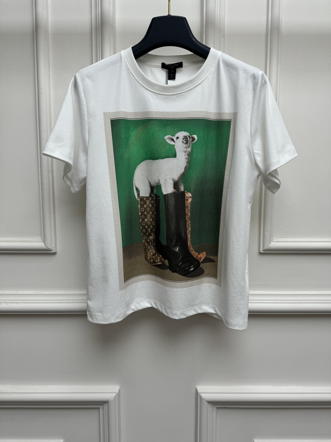 NO:954509,Spring and summer new styles are available. L family lamb boots printed T-shirt 2026 spring and summer series. Round neck design. Adopts the pattern of lambs stepping on presbyopic boots. The green base color is retro and eye-catching. Full of fun and full of artistic sense. Imported pure cotton fabric. Soft, comfortable and breathable. Normal fit. The upper body is slim and elegant. Sizes SML, Louis Vuitton, boots, tees, t-shirt,19860909春夏新款上新啦 L家小羊靴子印花T恤 2026春夏系列 圆领领口设计 采用小羊踩着老花长靴图案 绿底配色复古亮眼 趣味十足 满满的艺术感 进口纯棉面料 柔软舒适透气 正常版型 上身显瘦又气质 尺码SML,,louis vuitton,boots,tees，t-shirt,,Women's clothing