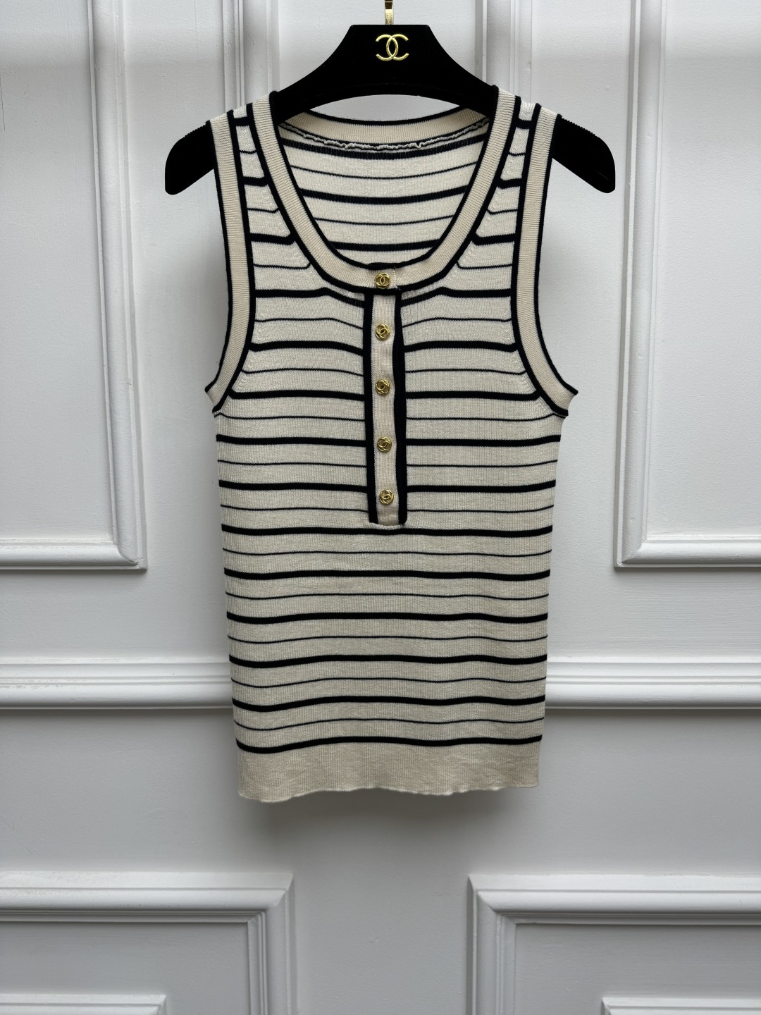 NO:954469,New styles for early autumn are available. Xiangjia striped knitted vest 2026 autumn and winter series. Versatile U-shaped neckline. Classic stripe color. Golden double C logo button decoration. Simple, fashionable and high-end. Cashmere blended silk fabric. Stretch slim fit. The upper body is slim and elegant. Sizes SML,,chanel,real silk,19860909早秋新款上新啦 香家条纹针织背心 2026秋冬系列 百搭U字领口 经典条纹配色 金色双C logo纽扣装饰点缀 简约时髦高级 羊绒混纺真丝面料 弹力修身版型 上身显瘦又气质 尺码SML,,chanel,real silk,,Women's clothing