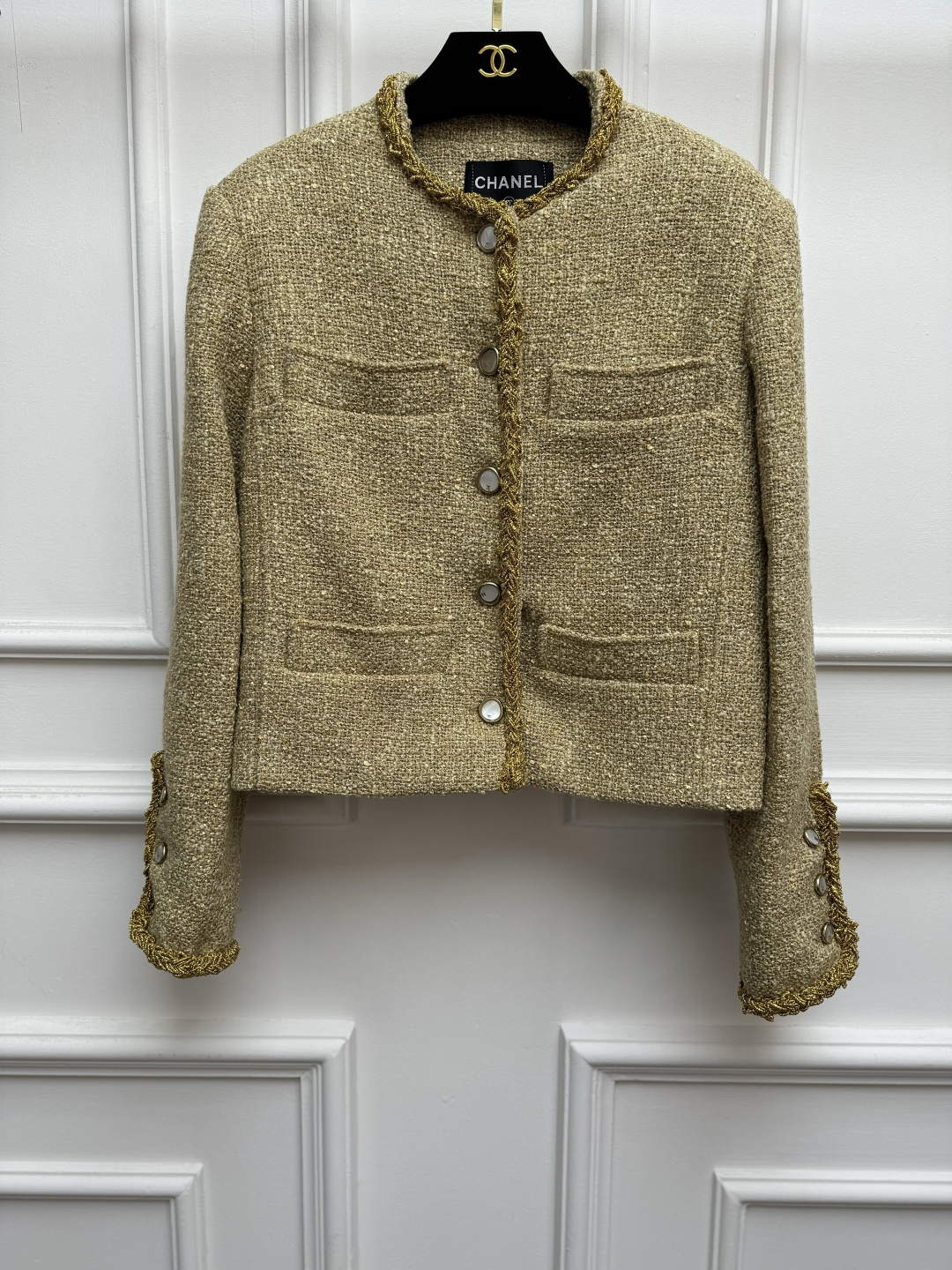 NO:955458,New spring and summer styles are available. Chanel golden tweed jacket 2026 spring and summer series. Gold webbing piping design. Classic four-pocket decoration. Exquisite metal round buckle embellishment. Retro and luxurious. Customized tweed fabric. Silk lining. Short version. The upper body is slim and elegant. Sizes SML,,chanel,jackets & coats,real silk,19860909春夏新款上新啦 香家金色粗花呢外套 2026春夏系列 金色织带滚边设计 经典四口袋装饰 精致金属圆扣点缀 复古贵气高级 定制斜纹软呢面料 真丝里衬 短款版型 上身显瘦又气质 尺码SML,,chanel,jackets & coats,real silk,,Women's clothing
