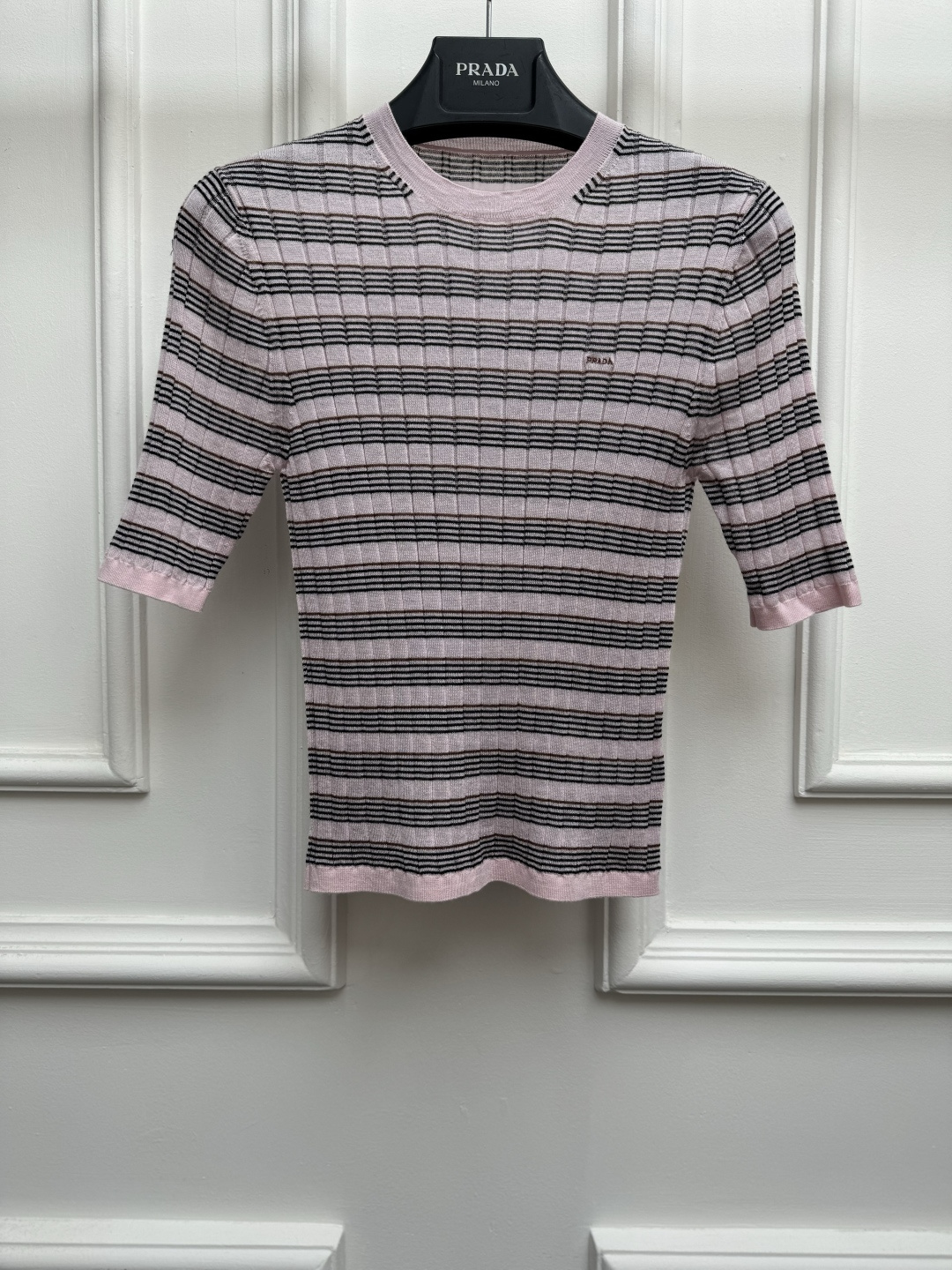 NO:956519,New spring and summer styles are available. P striped knitted short sleeves. 2026 spring and summer series. Round ribbed neckline. Letter logo embroidery on the chest. Stripe contrasting design. Fashionable color matching to reduce age. Cashmere blended knitted fabric. Soft and comfortable. Stretchy slim fit. The upper body is slim and elegant. Size SML, T-shirt,19860909春夏新款上新啦 P家条纹针织短袖 2026春夏系列 圆领罗纹领口 胸前字母logo刺绣点缀 条纹撞色设计 配色时髦减龄 羊绒混纺针织面料 柔软舒适 弹力修身版型 上身显瘦又气质 尺码SML,,T-shirt,,Women's clothing