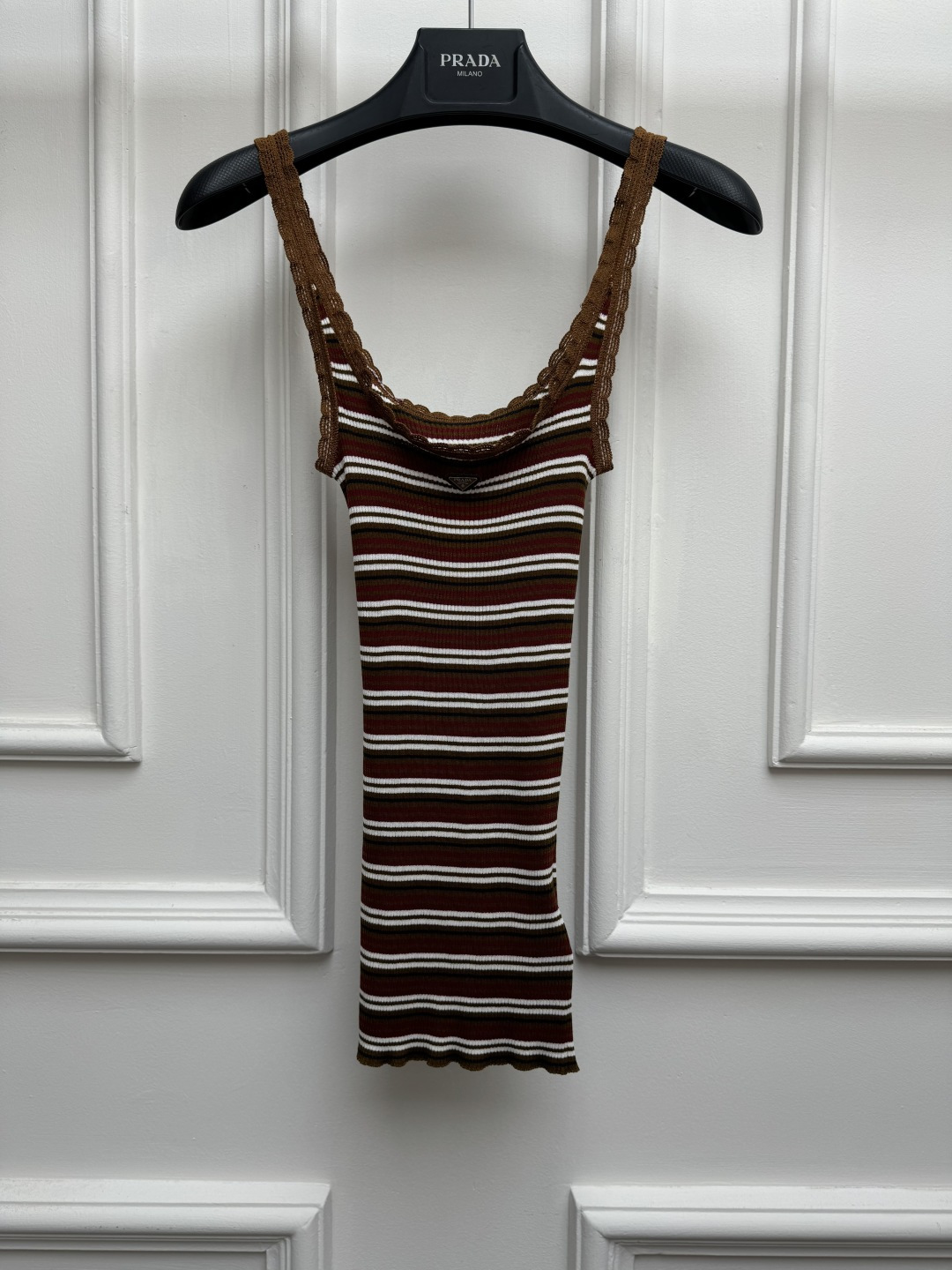 NO:956503,New spring and summer new styles P Home striped lace vest 2026 spring and summer series Lace splicing design Triangular logo embellished neckline Brown stripe color retro and fashionable Cotton knitted fabric Soft and comfortable Elastic slim fit The upper body is slim and versatile Size SML,,19860909春夏新款上新啦 P家条纹蕾丝背心 2026春夏系列 蕾丝花边拼接设计 三角logo徽标点缀领口 棕色条纹配色 复古时髦 棉质针织面料 柔软舒适 弹力修身版型 上身显瘦又百搭 尺码SML,,,Women's clothing