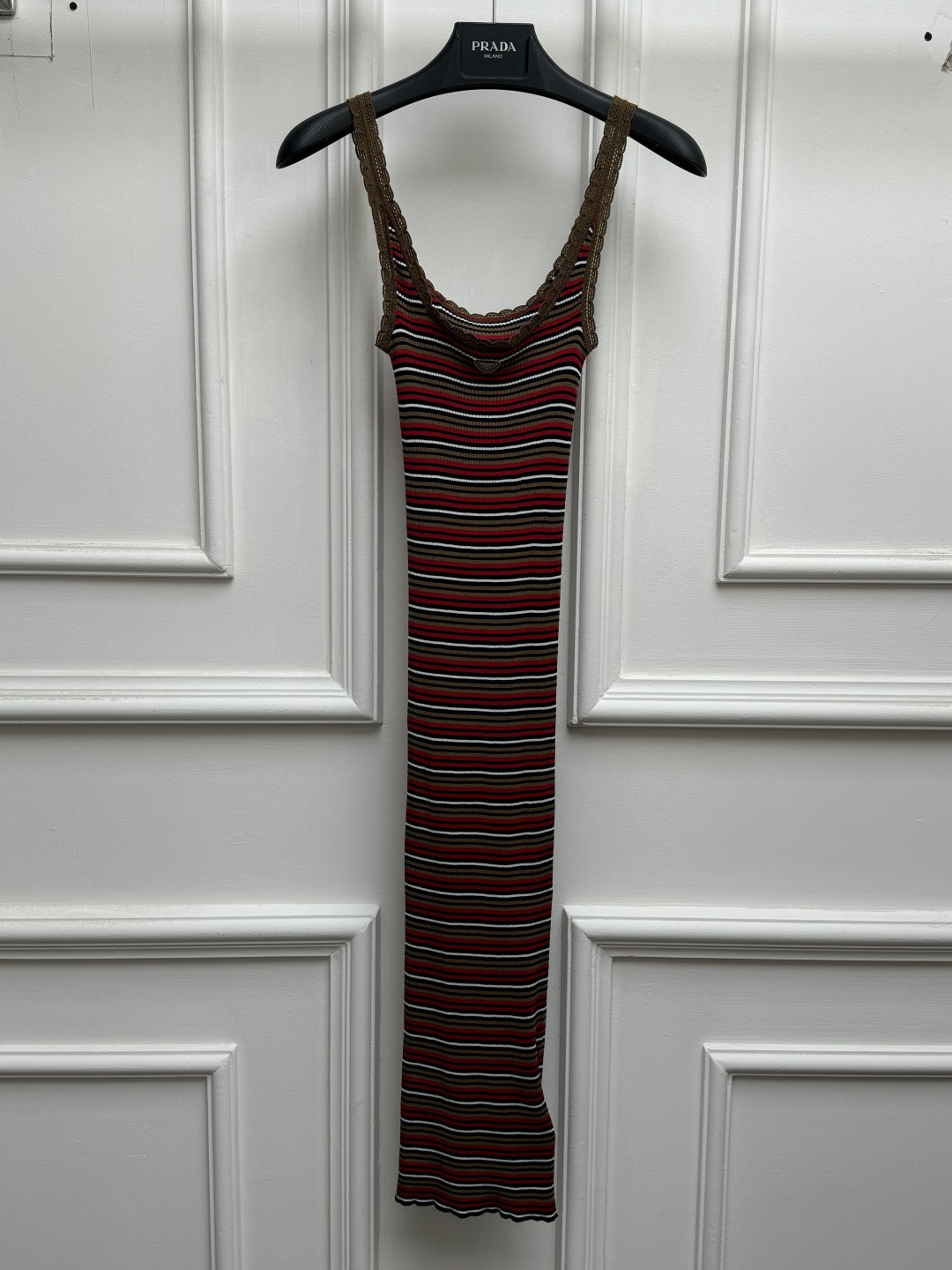 NO:956495,New spring and summer styles are available. P striped knitted suspender skirt. 2026 spring and summer series. Lace splicing design. Triangular logo embellished on the neckline. Red and brown striped color. Retro and fashionable. Cotton knitted fabric. Soft and comfortable. Stretchy slim fit. The upper body is slim and elegant. Size SML,,skirts,19860909春夏新款上新啦 P家条纹针织吊带裙 2026春夏系列 蕾丝花边拼接设计 三角logo徽标点缀领口 红棕条纹配色 复古时髦洋气 棉质针织面料 柔软舒适 弹力修身版型 上身显瘦又气质 尺码SML,,skirts,,Women's clothing