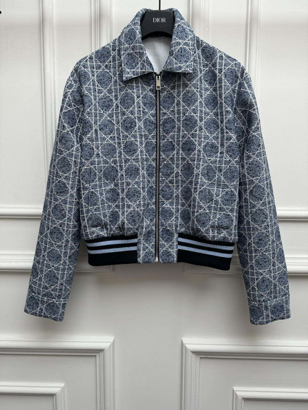 NO:956479,The new style for early autumn is new. D's cannage plaid baseball jacket 2026 autumn and winter series. Lapel zipper design. Classic cannage jacquard pattern. Contrast ribbing at the hem. Fashionable and advanced color matching. Customized blended tweed fabric. Rich texture. Stiff and stylish. Short version. The upper body is slim and elegant. Sizes SML, dior, jackets & coats,19860909早秋新款上新啦 D家藤格纹棒球外套 2026秋冬系列 翻领拉链设计 经典藤格纹提花图案 下摆撞色罗纹收口 配色时髦高级 定制混纺花呢面料 肌理感丰富 挺括有型 短款版型 上身显瘦又气质 尺码SML,,dior,jackets & coats,,Women's clothing