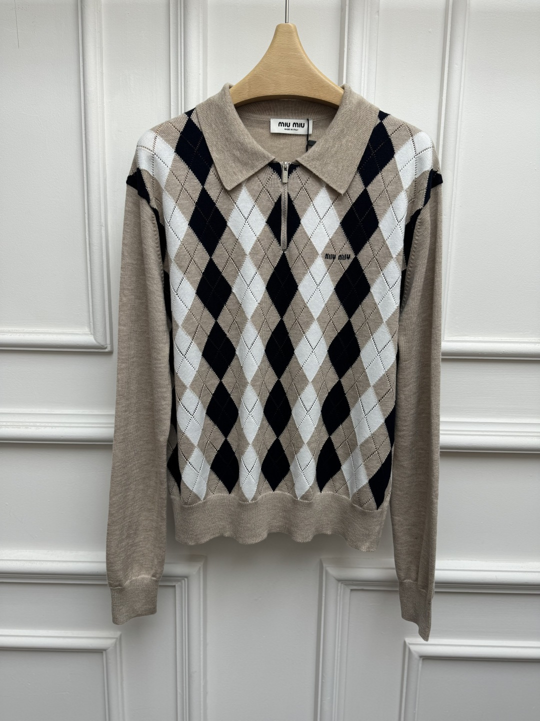 NO:956465,New arrival in early autumn. Miu diamond knitted polo shirt. 2026 new style in early autumn. Classic polo collar design. Diamond contrast letter intarsia pattern. Fashionable color matching to reduce age. Cashmere knitted fabric. Soft and comfortable. Loose fit. The upper body is slim and elegant. Size SML,,miumiu,19860909早秋新款上新啦 Miu菱格针织polo衫 2026早秋新款 经典polo领设计 菱格撞色字母嵌花图案 配色时髦减龄 羊绒针织面料 柔软舒适 宽松版型 上身显瘦又气质 尺码SML,,miumiu,,Women's clothing