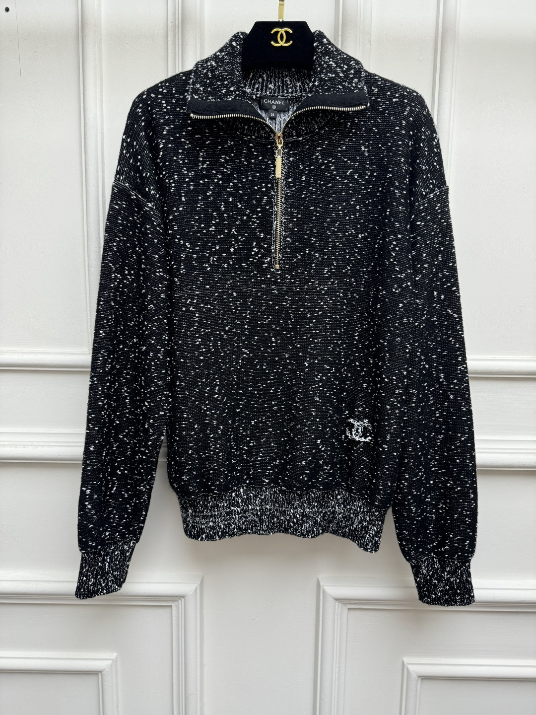 NO:956464,New styles for early autumn are available. Xiangjia black and white half-zip sweater 2026 autumn and winter series Half turtleneck zipper neckline Double C logo decoration on the hem Simple, fashionable and advanced Starry black and white mixed fabric Comfortable and skin-friendly Loose fit The upper body is slim and elegant Size SML,,chanel,sweaters,19860909早秋新款上新啦 香家黑白半拉链毛衣 2026秋冬系列 半高领拉链领口 下摆双C徽标装饰点缀 简约时髦高级 繁星点点 黑白混织面料 舒适亲肤 宽松版型 上身显瘦又气质 尺码SML,,chanel,sweaters,,Women's clothing
