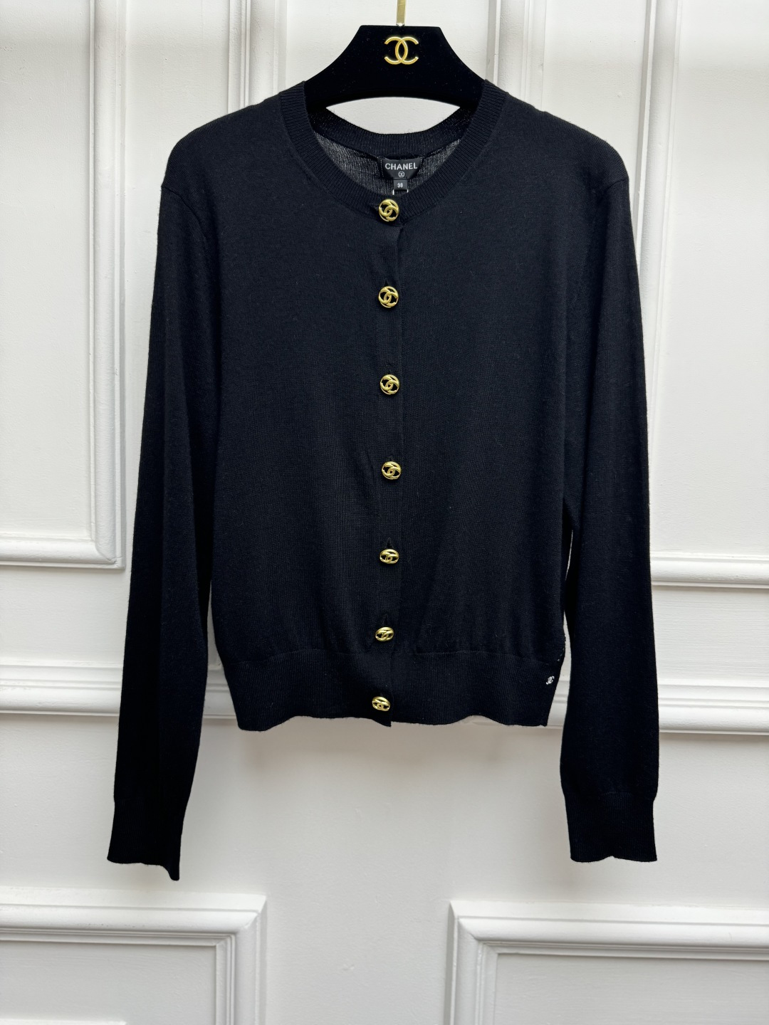 NO:956456,The new style for early autumn is new. Xiangjia cross-embroidered cardigan 2026 autumn and winter series. Round ribbed neckline. Hollow cross-embroidery design on both sides. Double C logo embroidery embellishment. Simple, fashionable and high-end. Cashmere knitted fabric. Soft and comfortable. Normal fit. The upper body is slim and elegant. Size SML,,chanel,19860909早秋新款上新啦 香家交叉刺绣开衫 2026秋冬系列 圆领罗纹领口 两侧镂空交叉刺绣设计 双C logo刺绣点缀 简约时髦高级 羊绒针织面料 软糯舒适 正常版型 上身显瘦又气质 尺码SML,,chanel,,Women's clothing