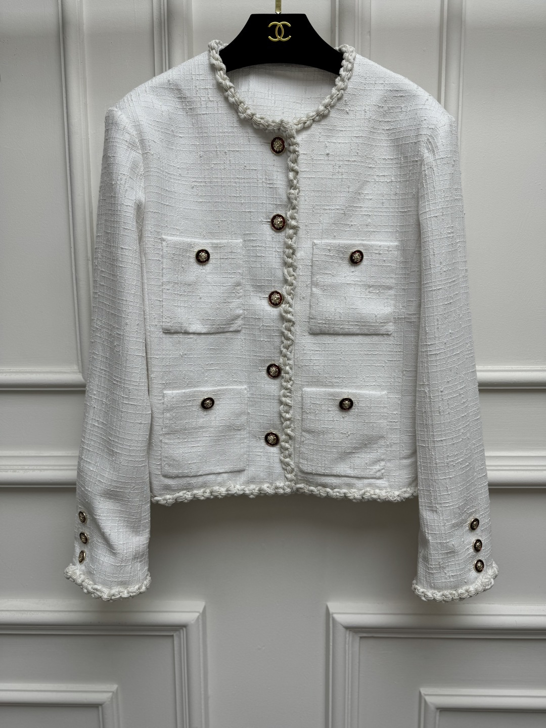 NO:957638,New styles for early autumn are available. Chanel white tweed jacket 2026 autumn and winter series. Round neck single-breasted design. Hand-woven rope flower binding. Classic four-pocket decoration. Retro lion head embossed gold buckle decoration. Exquisite, simple and advanced. Customized tweed fabric. Silk jacquard lining. Short version. The upper body is slim and elegant. Sizes SML,,chanel,jackets & coats,real silk,19860909早秋新款上新啦 香家白色粗花呢外套 2026秋冬系列 圆领单排扣设计 手工编织绳花包边 经典四口袋装饰 复古狮头浮雕金扣点缀 精致简约高级 定制斜纹软呢面料 真丝提花里衬 短款版型 上身显瘦又气质 尺码SML,,chanel,jackets & coats,real silk,,Women's clothing