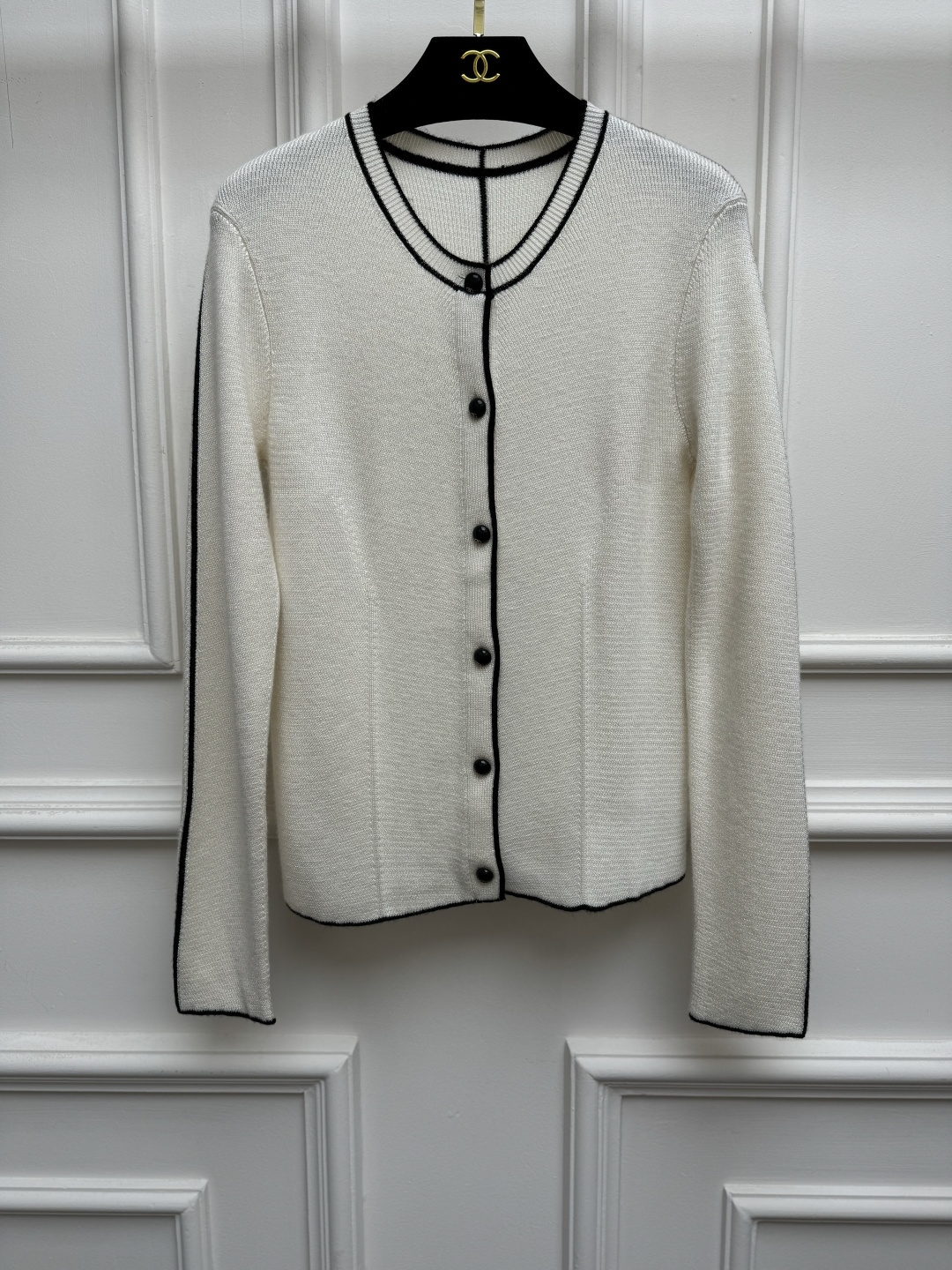 NO:957617,New styles for early autumn are available. Chanjia contrast color knitted cardigan 2026 autumn and winter series. Contrast color hemming design. Customized logo button embellishment. Vertical pit strip texture. Low-key luxury. Simple and fashionable. Wool blended knitted fabric. Soft and skin-friendly. Slim fit. The upper body is slim and elegant. Size SML,,chanel,19860909早秋新款上新啦 香家撞色针织开衫 2026秋冬系列 撞色包边设计 定制logo纽扣点缀 竖坑条纹理 低调奢华 简约时髦高级 羊毛混纺针织面料 柔软亲肤 修身版型 上身显瘦又气质 尺码SML,,chanel,,Women's clothing