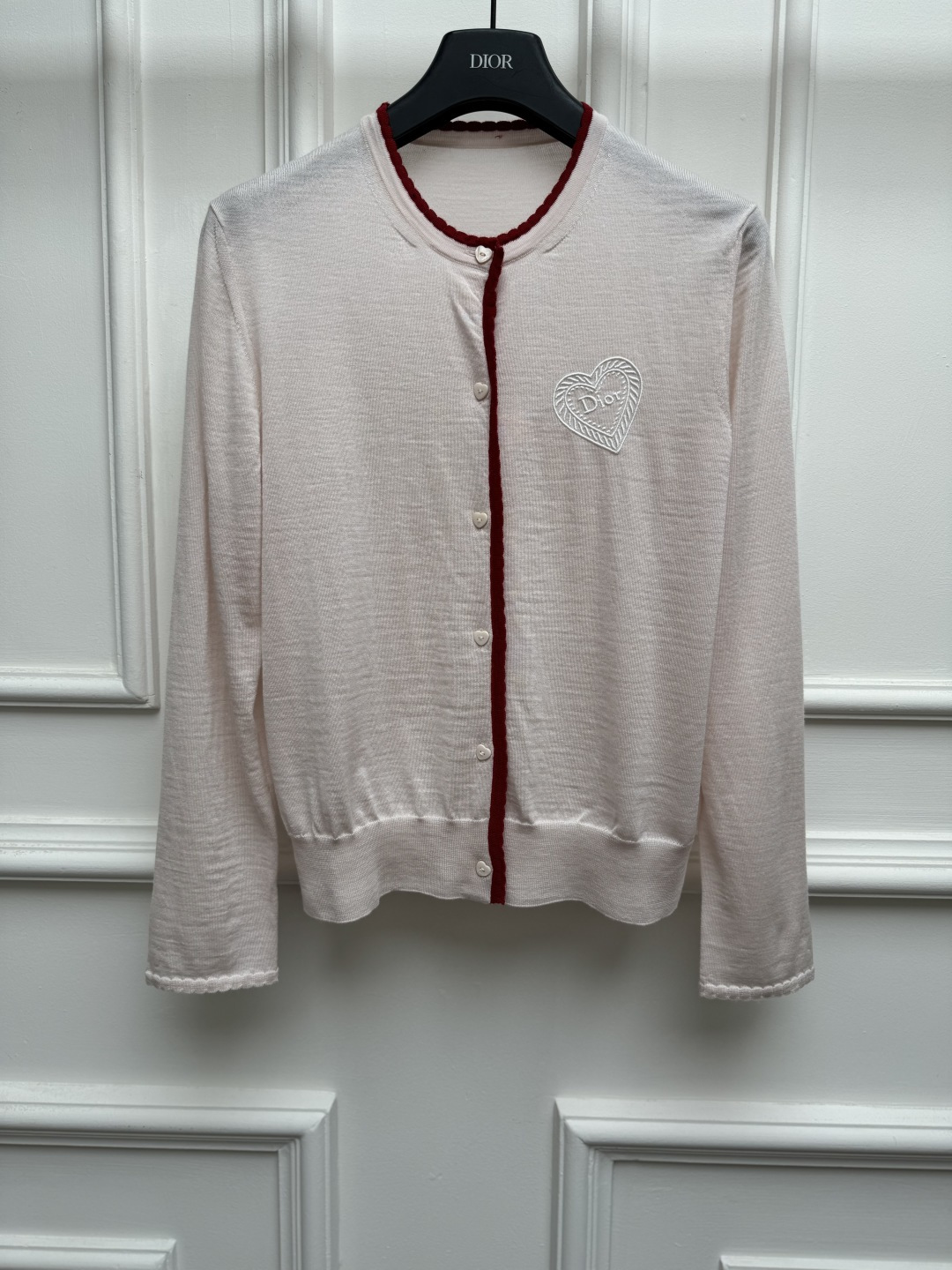 NO:957677,New arrival for early autumn. D family love embroidered cardigan, 2026 autumn and winter series. Round neck single-breasted design. Red rope contrast binding. Hand-painted love embroidery pattern on the chest. Exquisite and three-dimensional. Wool knitted fabric. Light, comfortable and breathable. Normal fit. The upper body is slim and elegant. Size SML, dior,19860909早秋新款上新啦 D家爱心刺绣开衫 2026秋冬系列 圆领单排扣设计 红绳撞色包边 胸前手绘爱心刺绣图案 精致立体别致 羊毛针织面料 轻薄舒适透气 正常版型 上身显瘦又气质 尺码SML,,dior,,Women's clothing