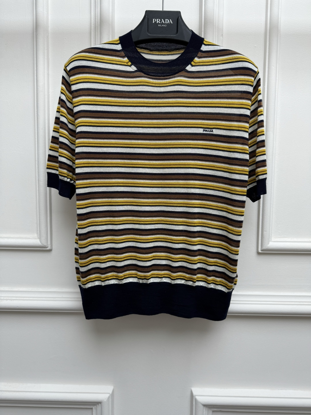 NO:957666,New spring and summer styles are available. P's contrast striped short sleeves 2026 spring and summer series. Round ribbed neckline. Letter logo embroidery embellishment. Contrast stripe design. The color is retro and fashionable. Full of college style. Cashmere knitted fabric. Light, comfortable and breathable. Loose fit. The upper body is slim and elegant. Size SML, T-shirt,19860909春夏新款上新啦 P家撞色条纹短袖 2026春夏系列 圆领罗纹领口 字母logo刺绣点缀 撞色条纹设计 配色复古时髦 学院风满满 羊绒针织面料 轻薄舒适透气 宽松版型 上身显瘦又气质 尺码SML,,T-shirt,,Women's clothing