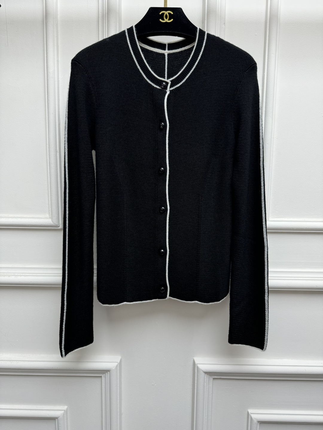 NO:957657,New styles for early autumn are available. Chanjia contrast color knitted cardigan 2026 autumn and winter series. Contrast color hemming design. Customized logo button embellishment. Vertical pit strip texture. Low-key luxury. Simple and fashionable. Wool blended knitted fabric. Soft and skin-friendly. Slim fit. The upper body is slim and elegant. Size SML,,chanel,19860909早秋新款上新啦 香家撞色针织开衫 2026秋冬系列 撞色包边设计 定制logo纽扣点缀 竖坑条纹理 低调奢华 简约时髦高级 羊毛混纺针织面料 柔软亲肤 修身版型 上身显瘦又气质 尺码SML,,chanel,,Women's clothing