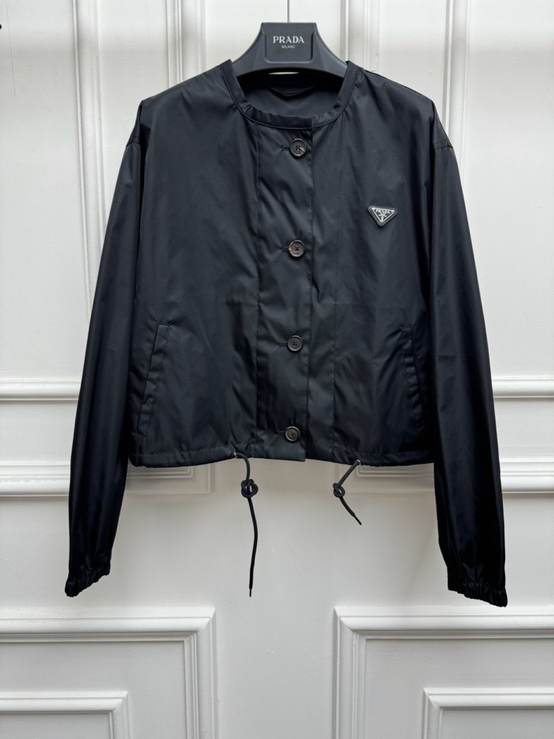 NO:957629,The new style for early autumn is new. P's nylon short jacket 2026 autumn and winter series. Round neck single-breasted design. Classic triangle logo embellishment. Simple and high-end. Imported recycled nylon fabric. Short version. The upper body is slim and elegant. Sizes SML,,jackets & coats,19860909早秋新款上新啦 P家尼龙短款外套 2026秋冬系列 圆领单排扣设计 经典三角logo徽标点缀 简约又高级 进口再生尼龙面料 短款版型 上身显瘦又气质 尺码SML,,jackets & coats,,Women's clothing