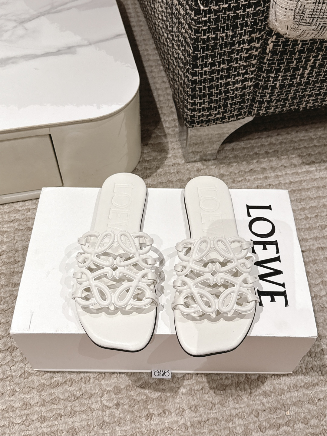 NO:259126,LOEWE 25/ Spring and summer new Petal Anagram Open-toed hollow slippers Crazy grass planting simple design feels cleaner and more elegant, making you miss it. The color is also very pleasing and beautiful. The instant you put on the foot, it has a full temperament and is simply invincible and handsome. The upper is made of cowhide print, inner sheepskin, soles imported from Italy, size#35-42 (customized without return and exchange), slippers, loewe, loewe, slippers, cowhide, sheepskin, Leather soles19860909LOEWE 罗意威 25/ 春夏新品Petal Anagram 露趾镂空 拖鞋 疯狂种草简约设计感觉更干净优雅 让你念念不忘 颜色也很耐看漂亮,上脚瞬间气质十足气场,简直无敌帅气有型 鞋面采用牛皮印花 内里羊皮 鞋底意大利进口真皮大底 size#35-42（40.41.42定制不退换）,拖鞋,loewe,loewe,slippers,cowhide,sheepskin,Leather soles,Women's Shoes