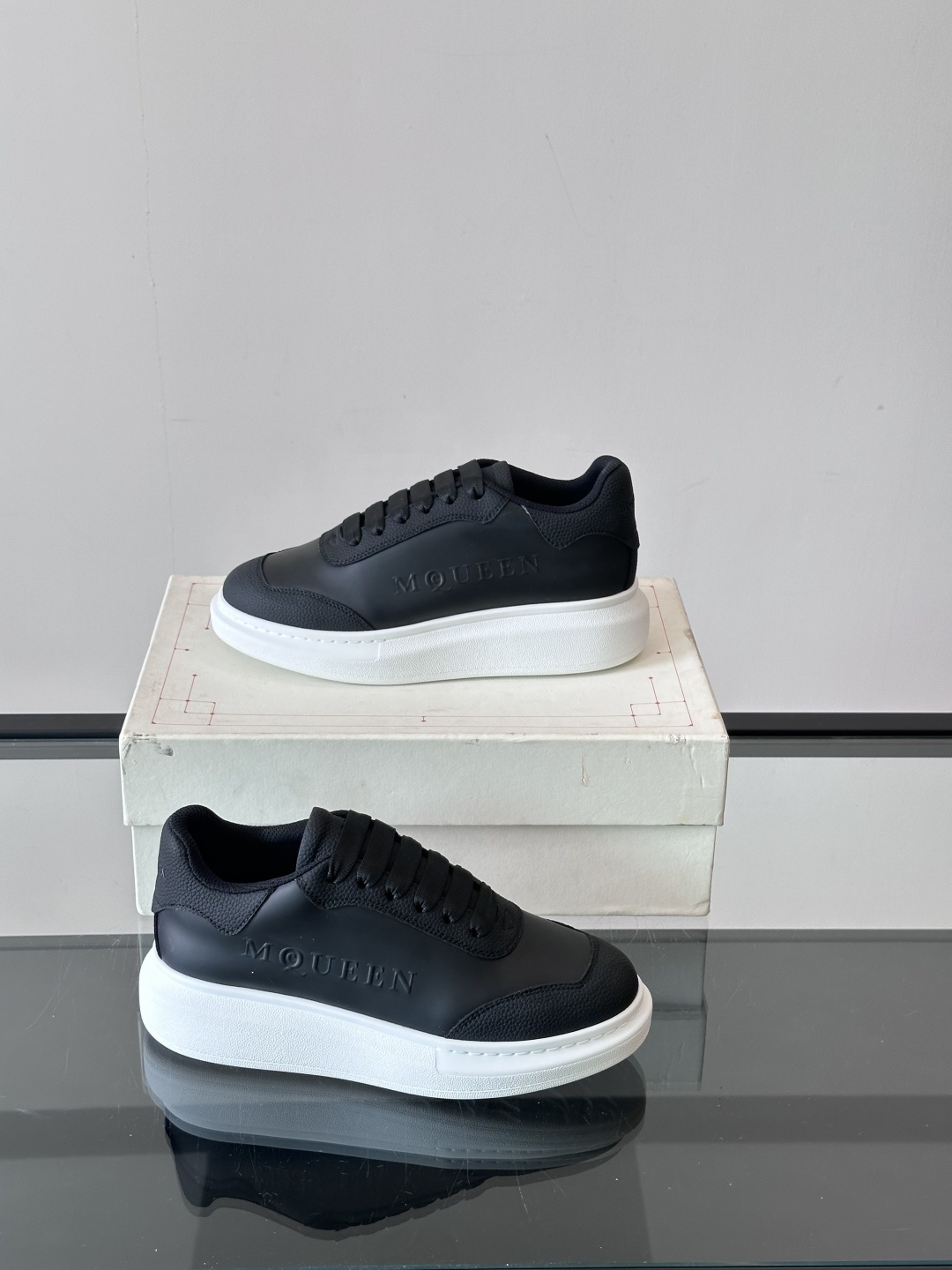 𝐀𝐥𝐞𝐱𝐚𝐧𝐝𝐞𝐫 𝐌𝐜𝐐𝐔𝐄𝐄𝐍亚历山麦昆情侣款‼️ 休闲鞋👟。终极版本 随意PK柜货 麦昆这鞋款一出