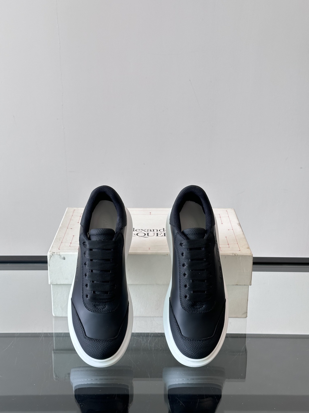 𝐀𝐥𝐞𝐱𝐚𝐧𝐝𝐞𝐫 𝐌𝐜𝐐𝐔𝐄𝐄𝐍亚历山麦昆情侣款‼️ 休闲鞋👟。终极版本 随意PK柜货 麦昆这鞋款一出