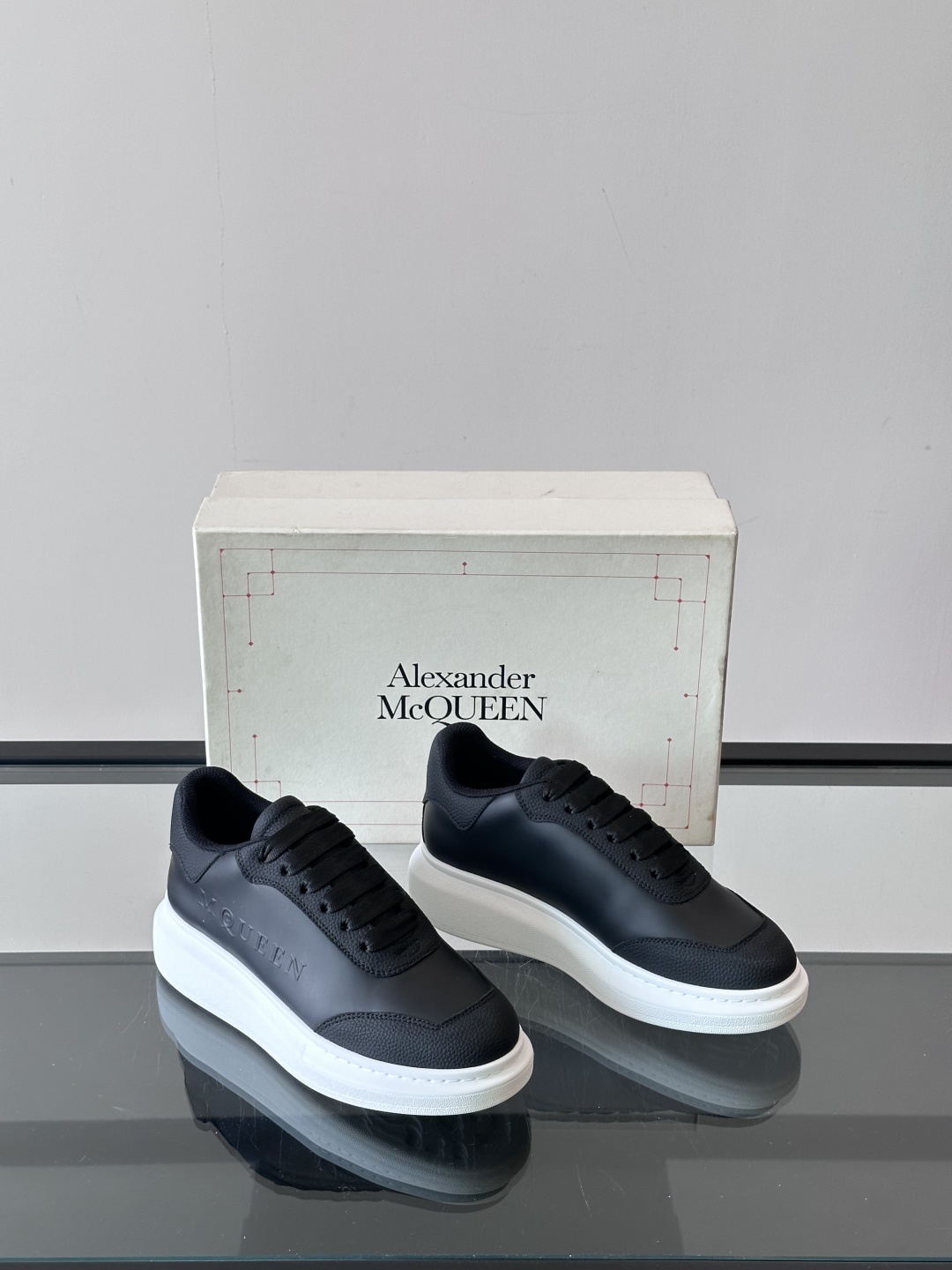 𝐀𝐥𝐞𝐱𝐚𝐧𝐝𝐞𝐫 𝐌𝐜𝐐𝐔𝐄𝐄𝐍亚历山麦昆情侣款‼️ 休闲鞋👟。终极版本 随意PK柜货 麦昆这鞋款一出
