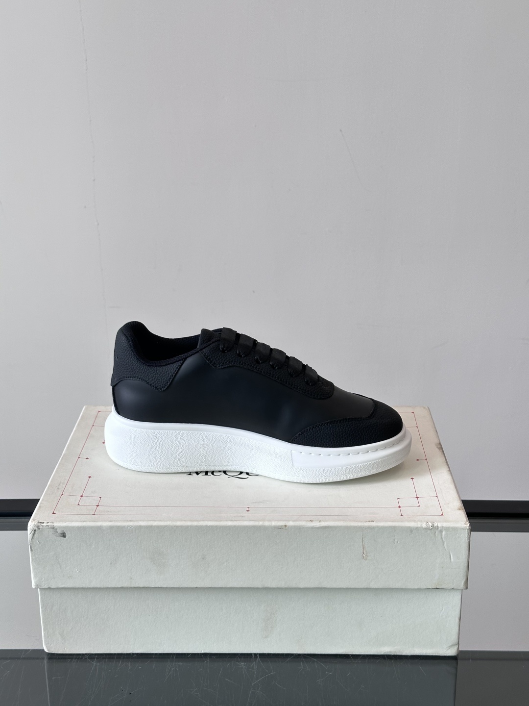 𝐀𝐥𝐞𝐱𝐚𝐧𝐝𝐞𝐫 𝐌𝐜𝐐𝐔𝐄𝐄𝐍亚历山麦昆情侣款‼️ 休闲鞋👟。终极版本 随意PK柜货 麦昆这鞋款一出