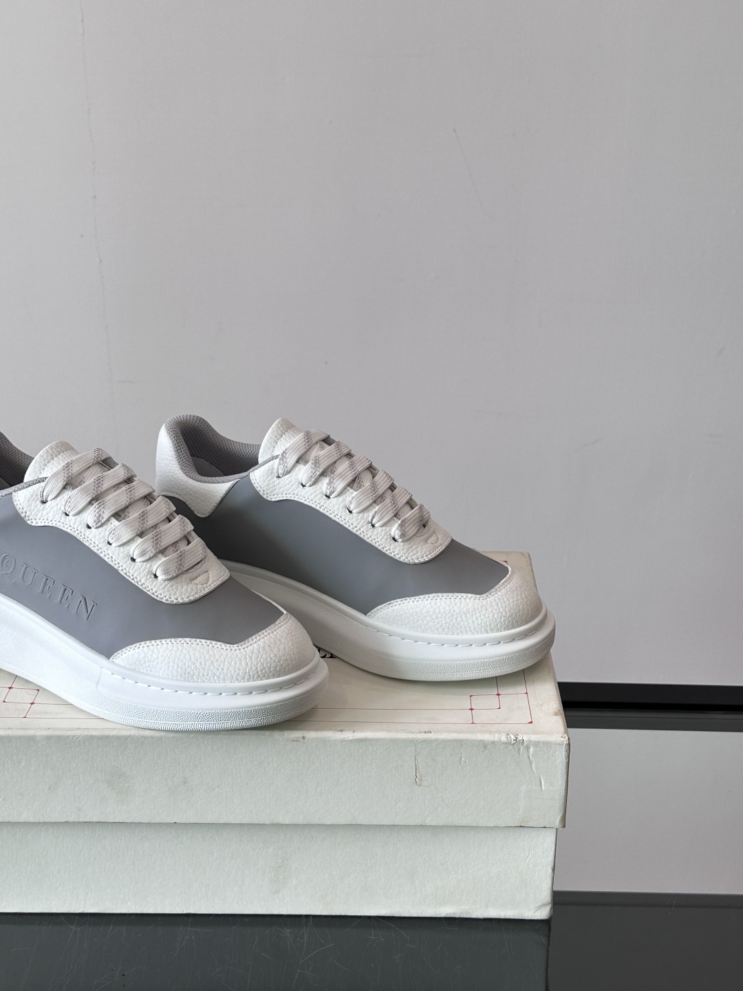𝐀𝐥𝐞𝐱𝐚𝐧𝐝𝐞𝐫 𝐌𝐜𝐐𝐔𝐄𝐄𝐍亚历山麦昆情侣款‼️ 休闲鞋👟。终极版本 随意PK柜货 麦昆这鞋款一出