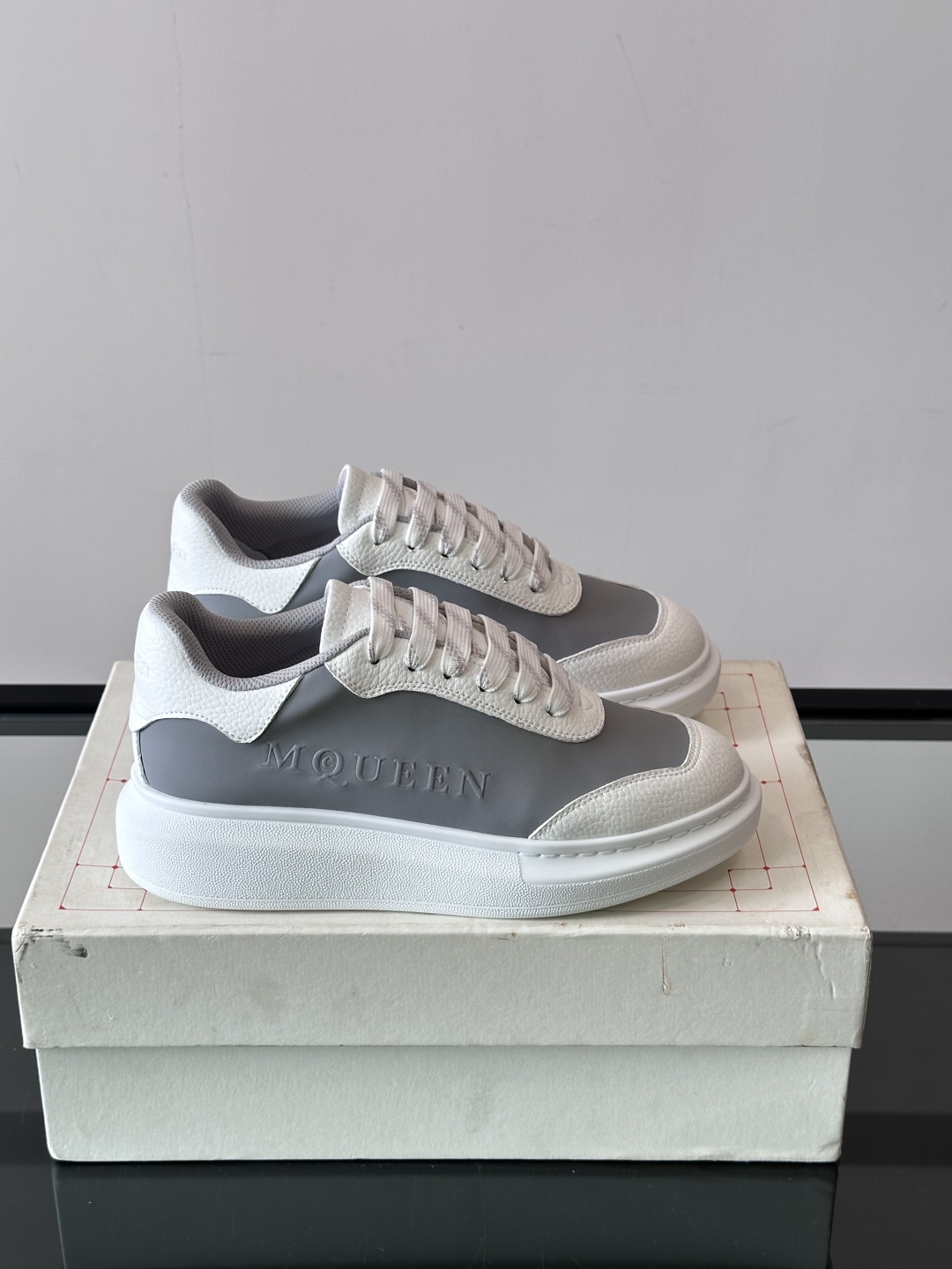 𝐀𝐥𝐞𝐱𝐚𝐧𝐝𝐞𝐫 𝐌𝐜𝐐𝐔𝐄𝐄𝐍亚历山麦昆情侣款‼️ 休闲鞋👟。终极版本 随意PK柜货 麦昆这鞋款一出