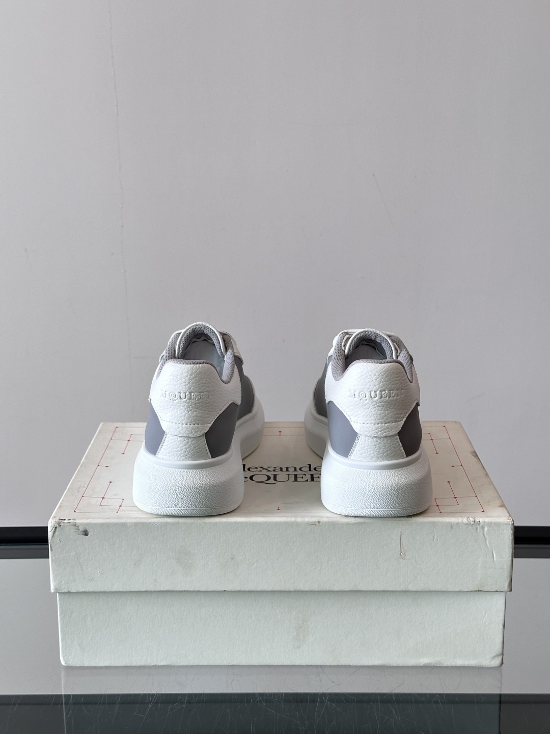 𝐀𝐥𝐞𝐱𝐚𝐧𝐝𝐞𝐫 𝐌𝐜𝐐𝐔𝐄𝐄𝐍亚历山麦昆情侣款‼️ 休闲鞋👟。终极版本 随意PK柜货 麦昆这鞋款一出