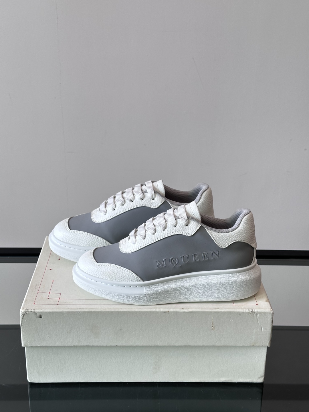 𝐀𝐥𝐞𝐱𝐚𝐧𝐝𝐞𝐫 𝐌𝐜𝐐𝐔𝐄𝐄𝐍亚历山麦昆情侣款‼️ 休闲鞋👟。终极版本 随意PK柜货 麦昆这鞋款一出