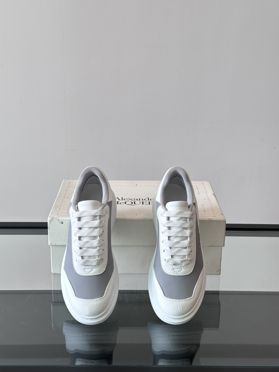 𝐀𝐥𝐞𝐱𝐚𝐧𝐝𝐞𝐫 𝐌𝐜𝐐𝐔𝐄𝐄𝐍亚历山麦昆情侣款‼️ 休闲鞋👟。终极版本 随意PK柜货 麦昆这鞋款一出