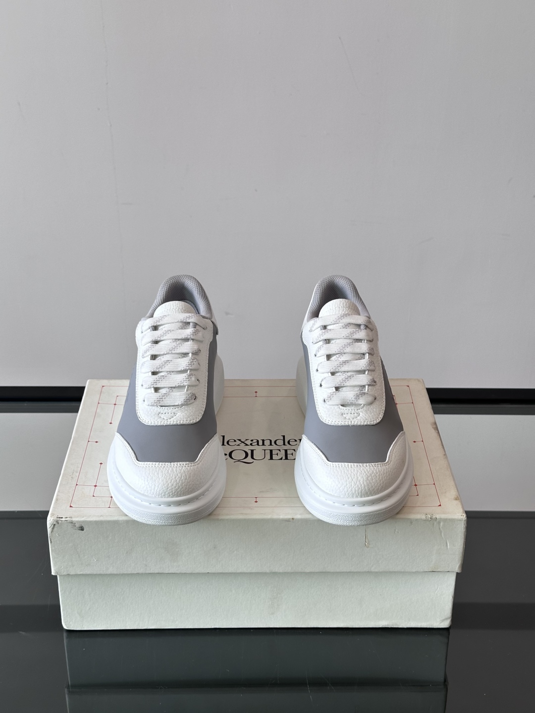 𝐀𝐥𝐞𝐱𝐚𝐧𝐝𝐞𝐫 𝐌𝐜𝐐𝐔𝐄𝐄𝐍亚历山麦昆情侣款‼️ 休闲鞋👟。终极版本 随意PK柜货 麦昆这鞋款一出