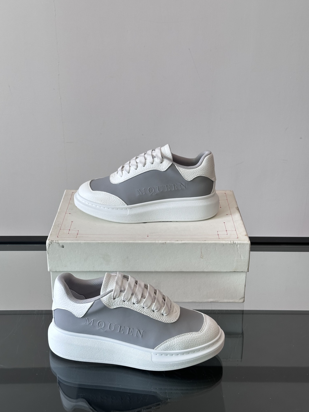 𝐀𝐥𝐞𝐱𝐚𝐧𝐝𝐞𝐫 𝐌𝐜𝐐𝐔𝐄𝐄𝐍亚历山麦昆情侣款‼️ 休闲鞋👟。终极版本 随意PK柜货 麦昆这鞋款一出