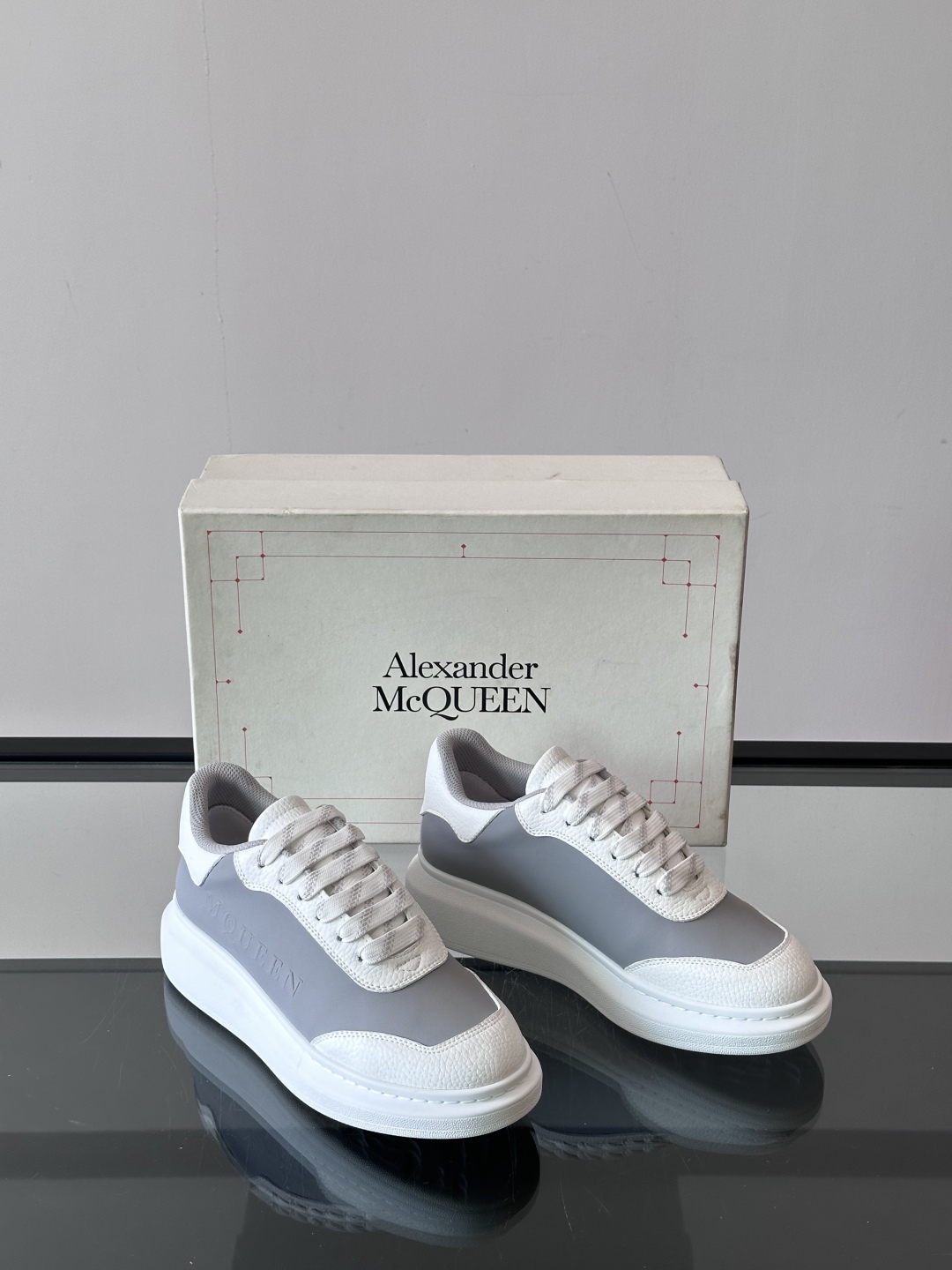 𝐀𝐥𝐞𝐱𝐚𝐧𝐝𝐞𝐫 𝐌𝐜𝐐𝐔𝐄𝐄𝐍亚历山麦昆情侣款‼️ 休闲鞋👟。终极版本 随意PK柜货 麦昆这鞋款一出