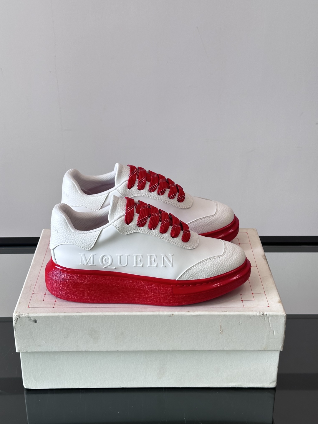 𝐀𝐥𝐞𝐱𝐚𝐧𝐝𝐞𝐫 𝐌𝐜𝐐𝐔𝐄𝐄𝐍亚历山麦昆情侣款‼️ 休闲鞋👟。终极版本 随意PK柜货 麦昆这鞋款一出